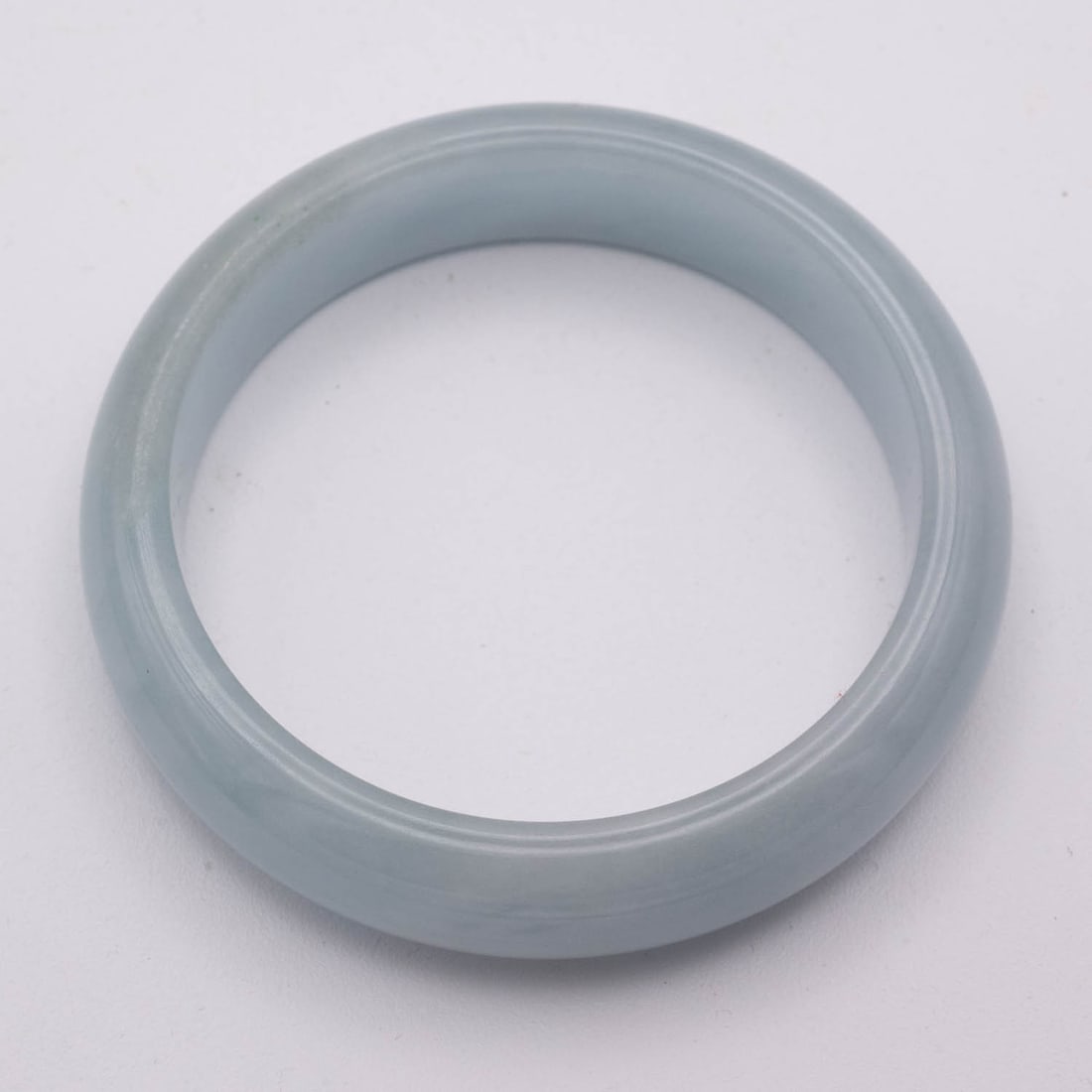 Chinese Chalcedony Bangle: Medium: Chalcedony Size: 2.3 inches Age/Detail: Chinese Condition: great overall, check photo for condition reference. Provenance: Collection from Estate in Williamsburg LiveShipping is NOT a part of 