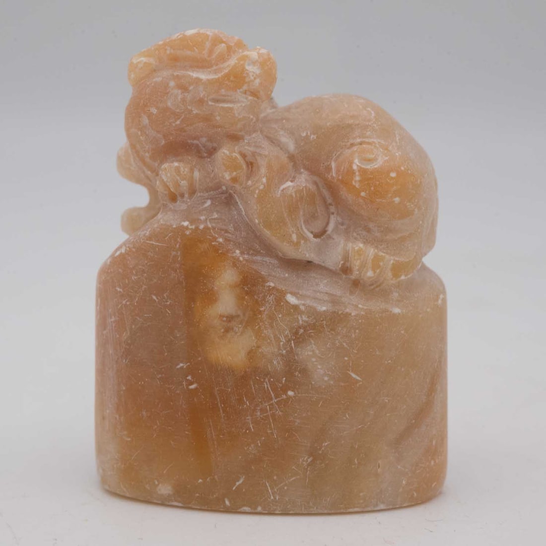Old Chinese Carved Shoushan Stone Beast Stamp: Medium: Shoushan Stone Size: 1.5x1.3x0.7 inches Age/Detail: Old Chinese Carved Condition: great overall, check photo for condition reference. Provenance: Collection from Estate in Williamsburg LiveShi