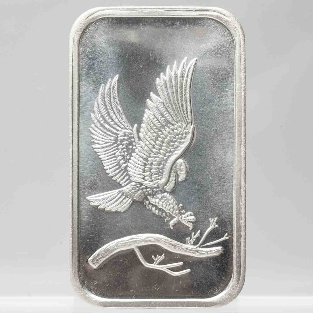 Silvertowne Eagle 1oz Silver Bar: MLC2408779 Subject: Silvertowne Eagle 1oz Silver Bar Medium: 999 Silver Year: Condition: MS Note: Any condition statement is given as an opinion and should not be treated as a statement of fact. Pleas