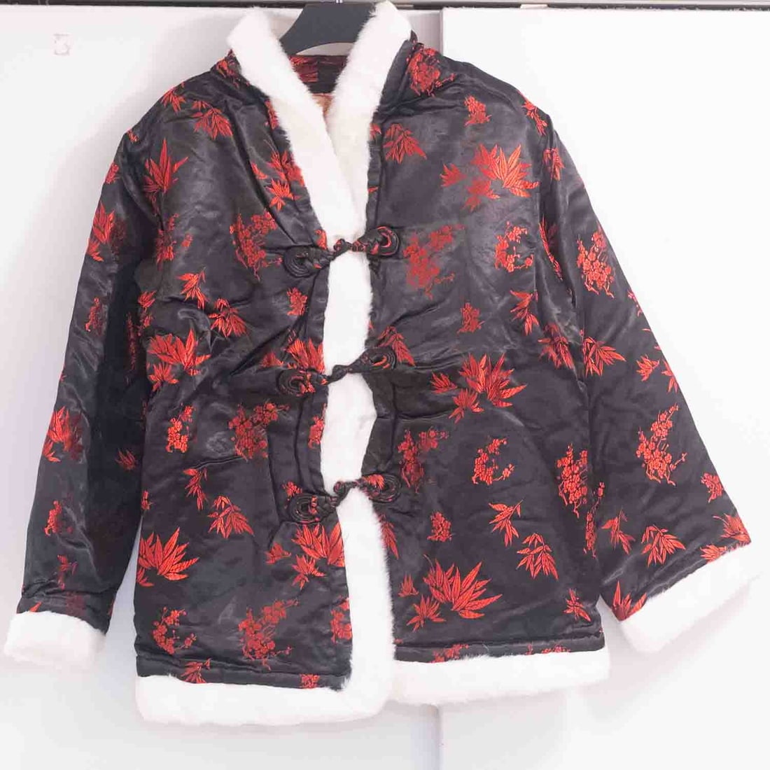 Chinese Traditional Cloth: Medium: Size: Age/Detail: Chinese Traditional Condition: great overall, check photo for condition reference. Provenance: Collection from Estate in Williamsburg LiveShipping is NOT a part of the auctio