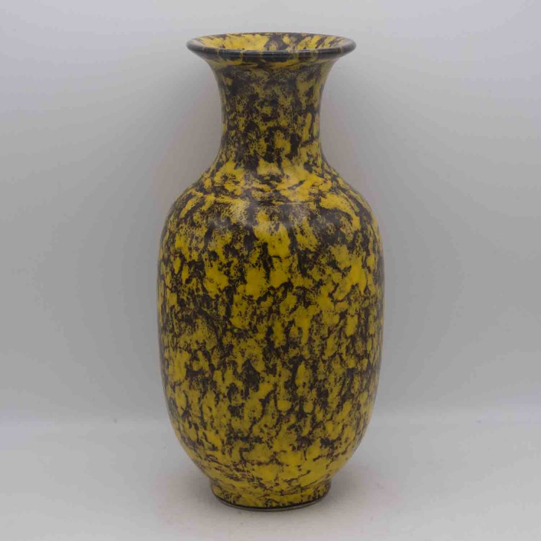 Antique Chinese Yongzheng Marked Yellow & Black Splashed Glaze Porcelain Vase: Medium: Yellow & Black Splashed Glaze Porcelain Size: 4.5x4.5x10 inches Age/Detail: Antique Chinese Yongzheng Marked Condition: great overall, check photo for condition reference. Provenance: Collecti