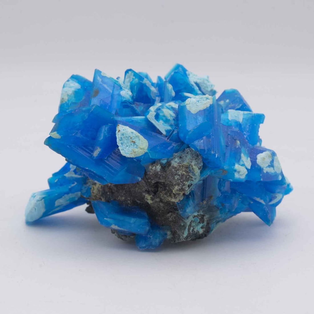 Natural Chalcanthite Crystal Cluster: Medium: Chalcanthite Size: 3x2.3x2 inches Age/Detail: Natural Condition: great overall, check photo for condition reference. Provenance: Collection from Estate in Williamsburg LiveShipping is NOT a pa