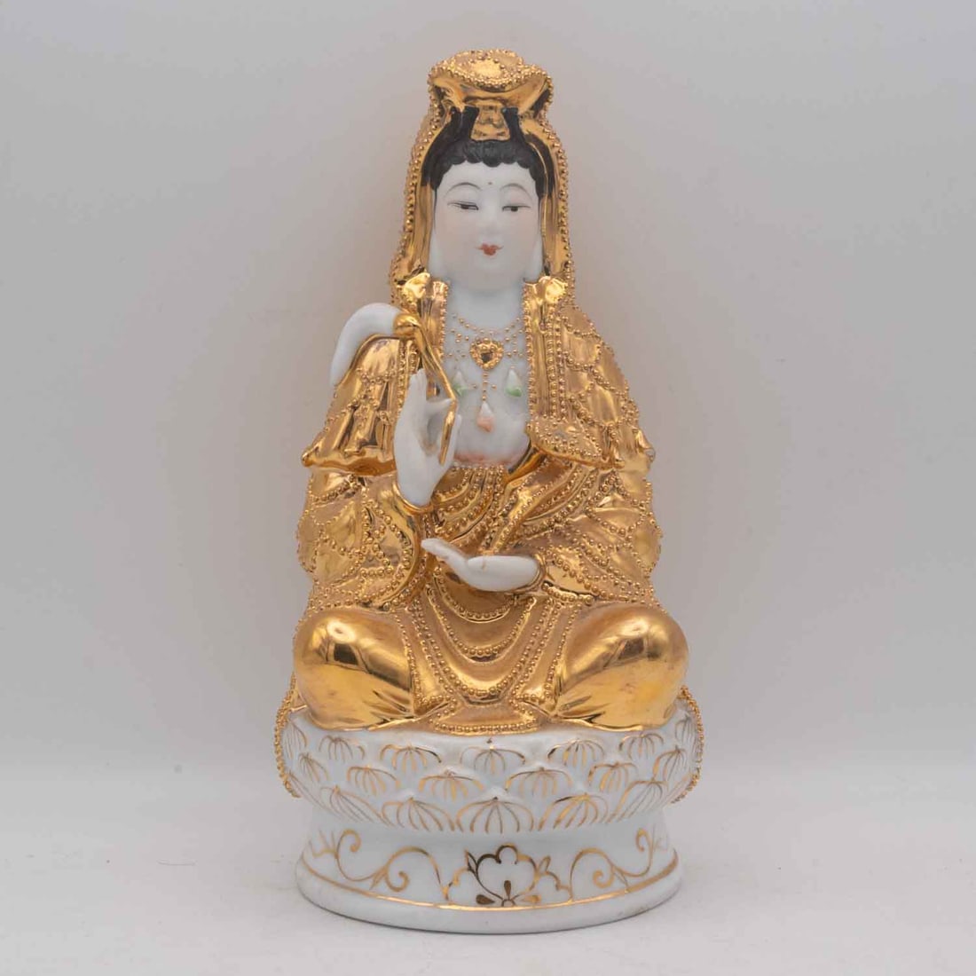 Vintage Chinese Gold Gilt Porcelain Guanyin Figure: Medium: Gold Gilt Porcelain Size: 3.8x3.5x7.5 inches Age/Detail: Vintage Chinese Condition: great overall, check photo for condition reference. Provenance: Collection from Estate in Williamsburg LiveS