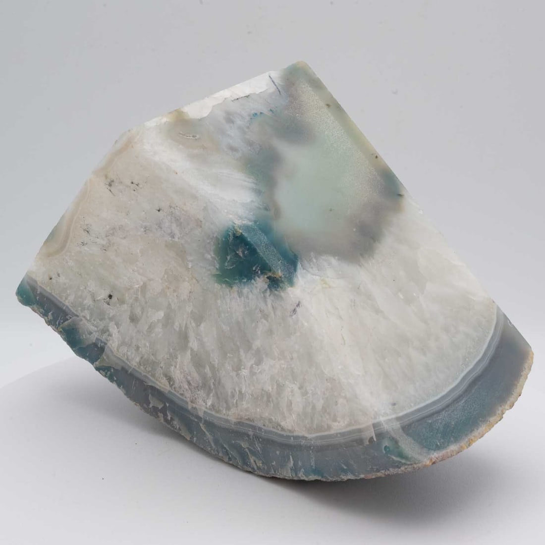 Large Natural Agate Geode: Medium: Agate Size: 6.5x3.2x4.8 inches Age/Detail: Large Natural Condition: great overall, check photo for condition reference. Provenance: Collection from Estate in Tribecca Please view all the photo