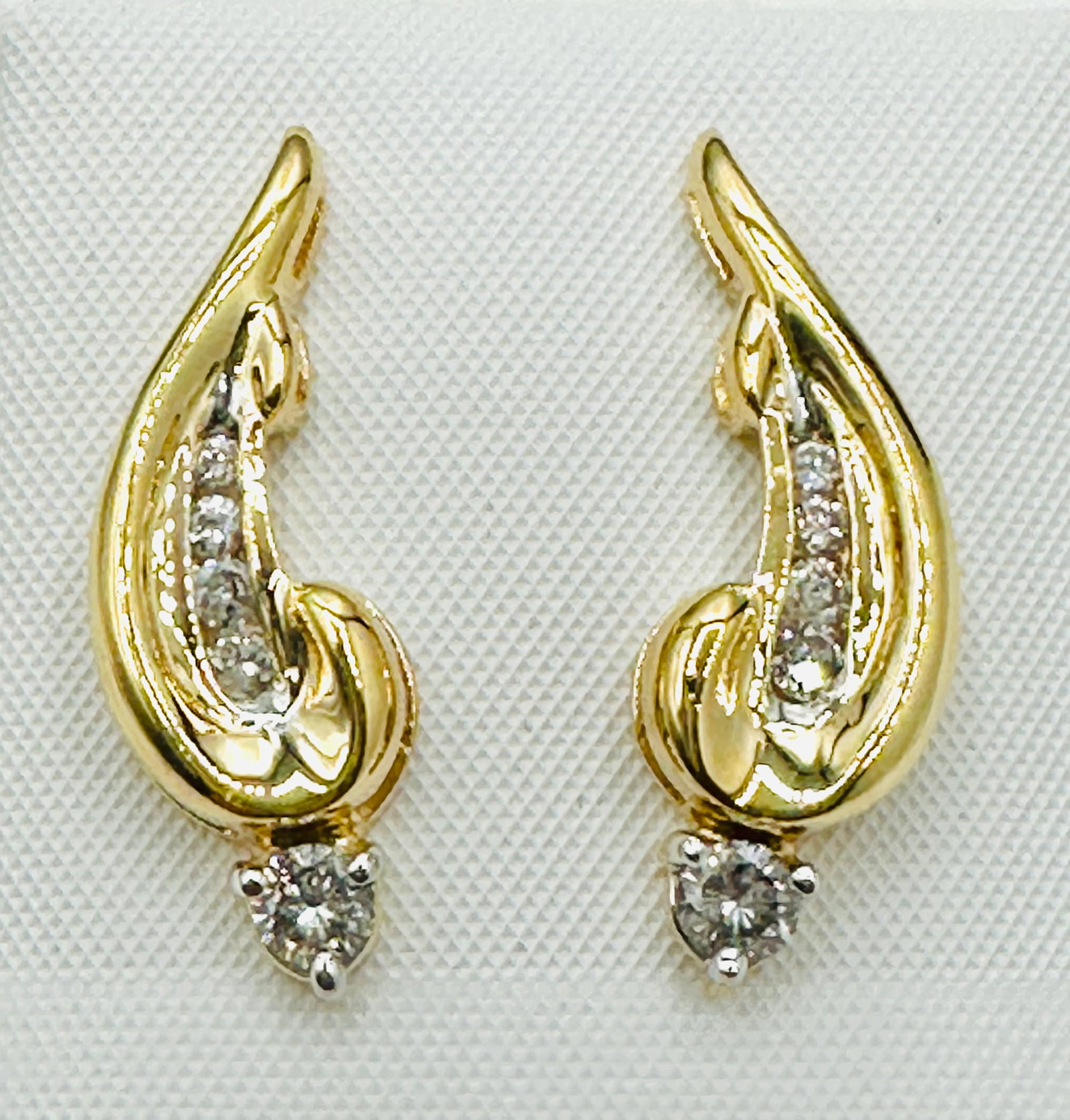 Pair of Natural Diamond Earrings, 14KT Yellow Gold # 2425: # 2425 Pair of Natural Diamond Earrings, 14KT Yellow Gold 10 pieces diamond 0.55 carat( t.w.) Push backs Earrings Weight: 4.60 grams(t.w.) Earrings Size: 26 mm x 8.5 mm