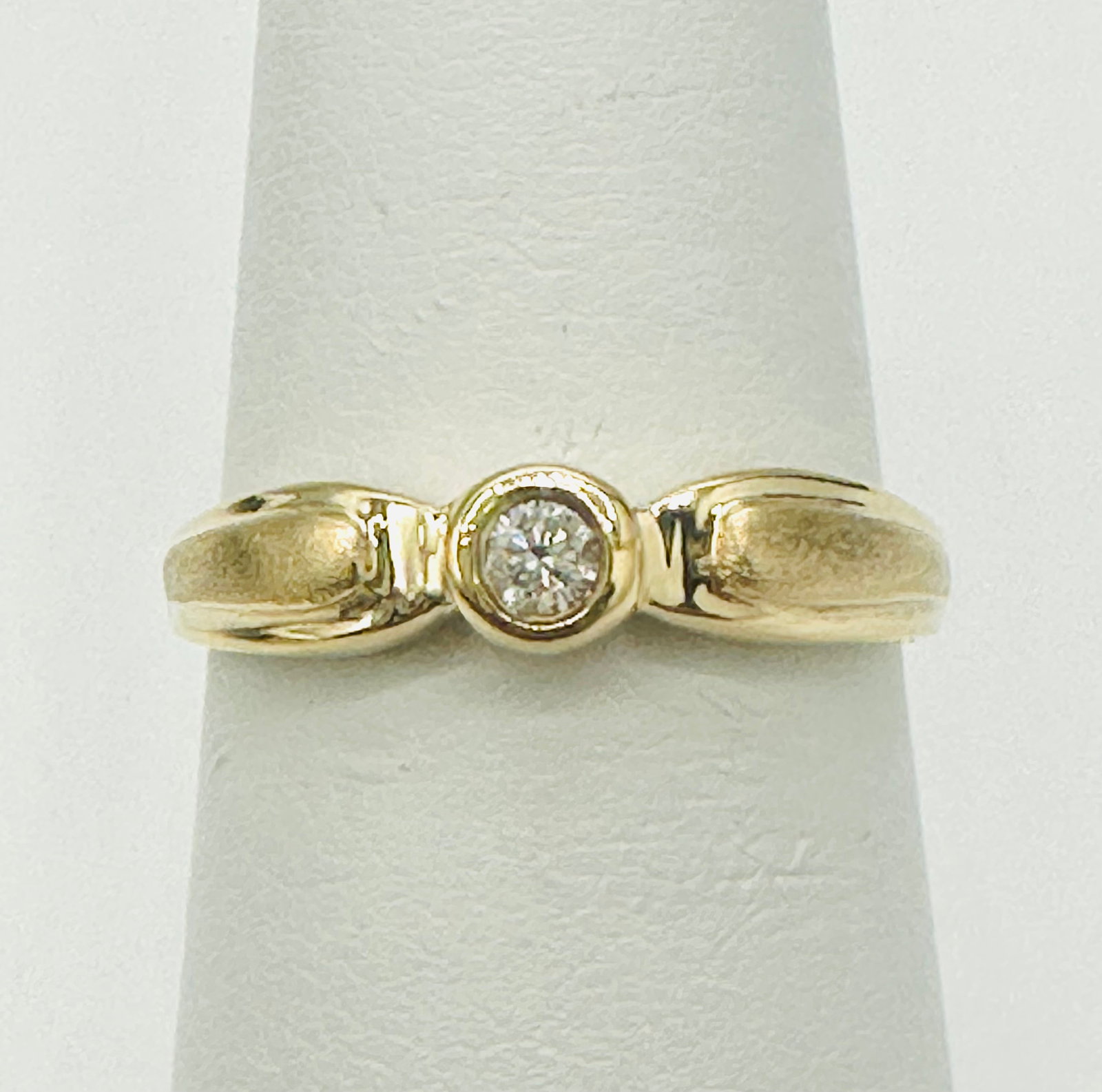 Natural Diamond Ring,14KT Yellow Gold # 2453: # 2453 Natural Diamond Ring,14KT Yellow Gold 1 piece diamond 0.08 carat Ring Weight: 2.30 grams(t.w.) Ring Size: 6