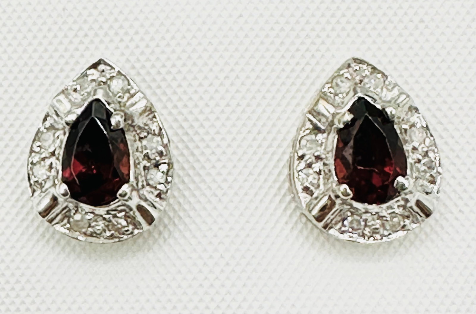 Natural Diamond and Garnet Earrings,14KT White Gold # 2455: # 2455 Natural Diamond and Garnet Earrings,14KT White Gold 16 pieces diamond 0.08 carat(t.w.) 2 pieces pear shaped garnet Earrings Weight: 2.40 grams(t.w.) Post backs Earrings Size: 11 mm X 9 mm