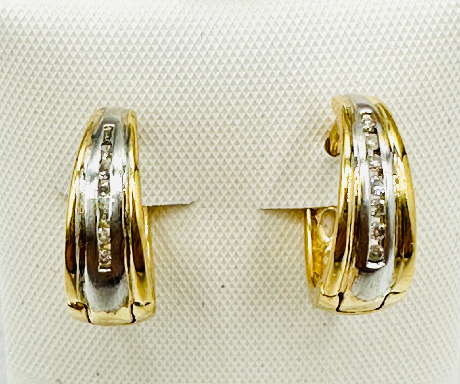 Pair of Natural Diamond Small Hook Earrings, 14KT Yellow and White Gold # 2484: # 2484 Pair of Natural Diamond Small Hook Earrings, 14KT Yellow and White Gold 14 pieces diamond 0.10 carat( t.w.) Hinge hoop closure Earrings Weight: 3.80 grams(t.w.) Earrings Size: 14 mm x 6 mm