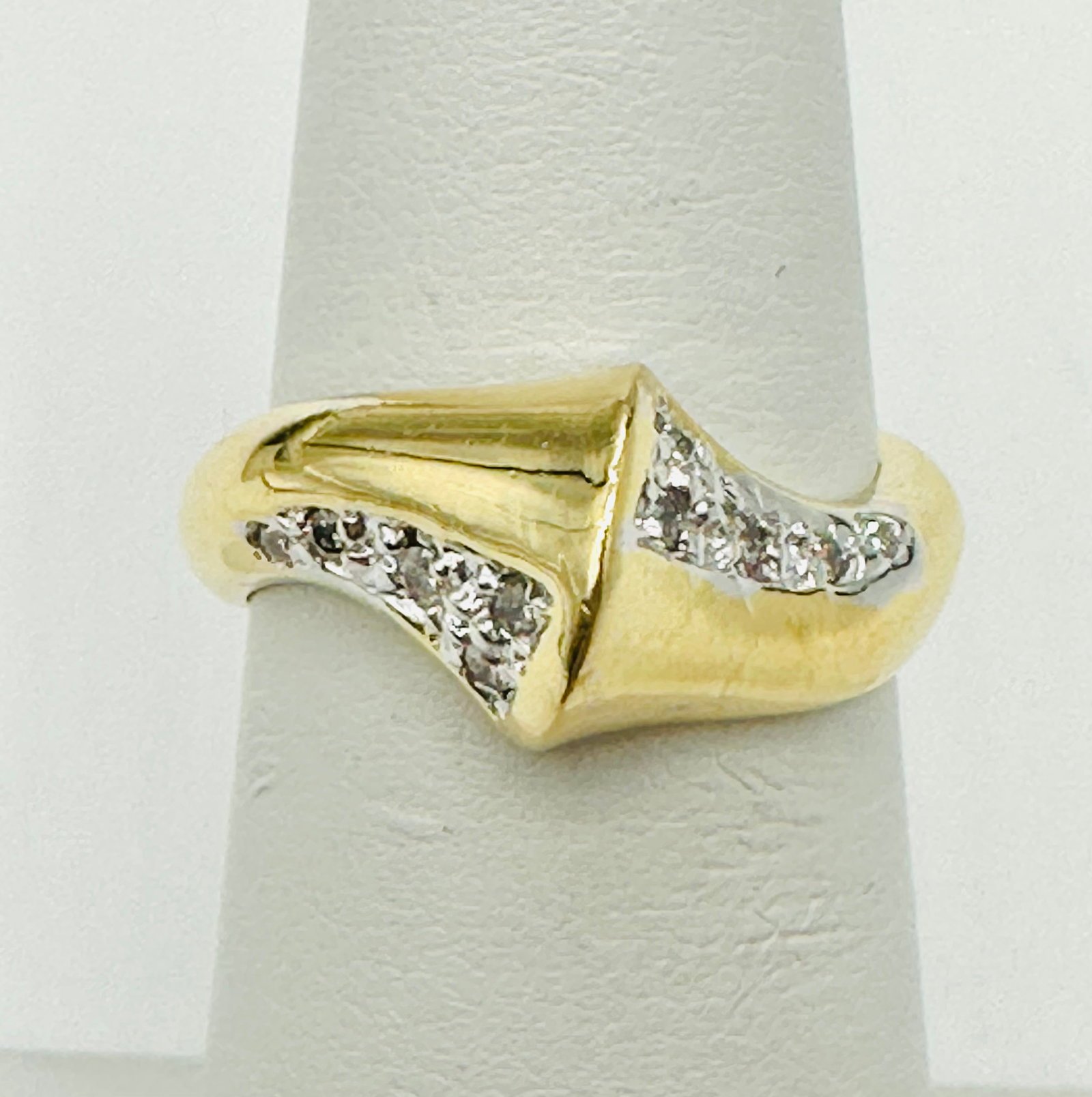 Natural Diamond Ring,14KT Yellow Gold # 2530: # 2530 Natural Diamond Ring,14KT Yellow Gold 10 pieces diamond 0.18 carat(t.w.) Ring Weight: 3.50 grams(t.w.) Ring Size: 5.5