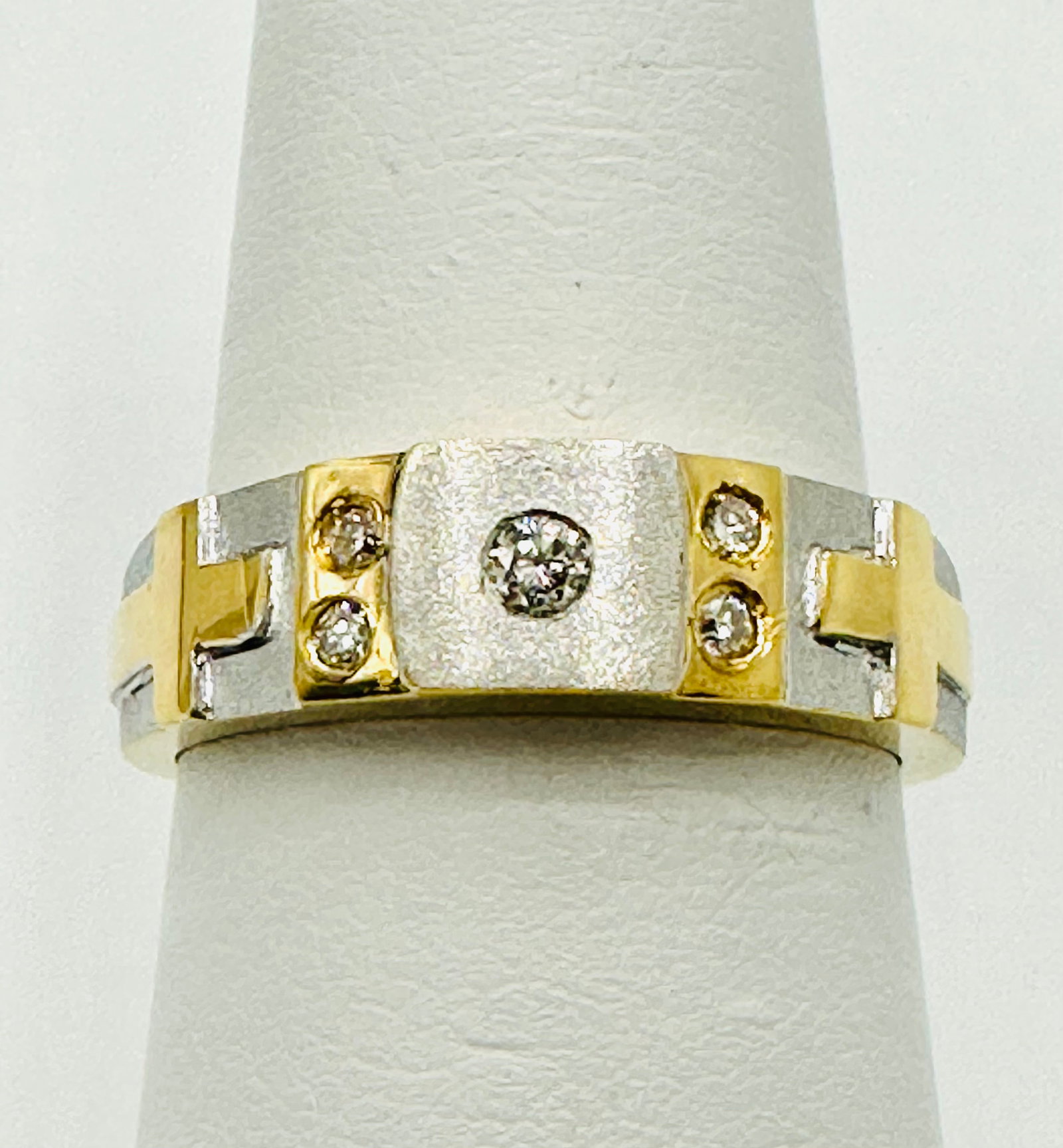 Natural Diamond Cross Ring,18KT Yellow and White Gold # 2585: # 2585 Natural Diamond Cross Ring,18KT Yellow and White Gold 5 pieces diamond 0.10 carat(t.w.) Ring Weight: 4.90 grams(t.w.) Ring Size: 6.75