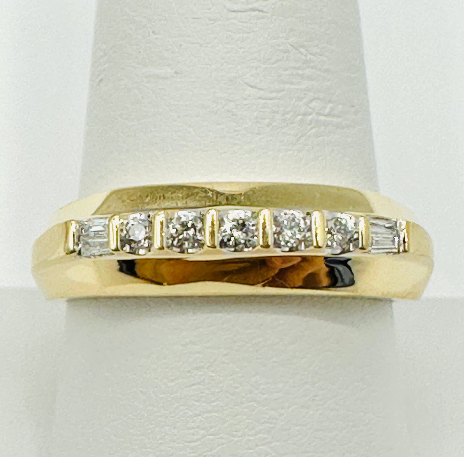 Natural Diamond Ring,14KT Yellow Gold # 2586: # 2586 Natural Diamond Ring,14KT Yellow Gold 9 pieces round and baguette diamond 0.22 carat(t.w.) Ring Weight: 3.40 grams(t.w.) Ring Size: 10.25