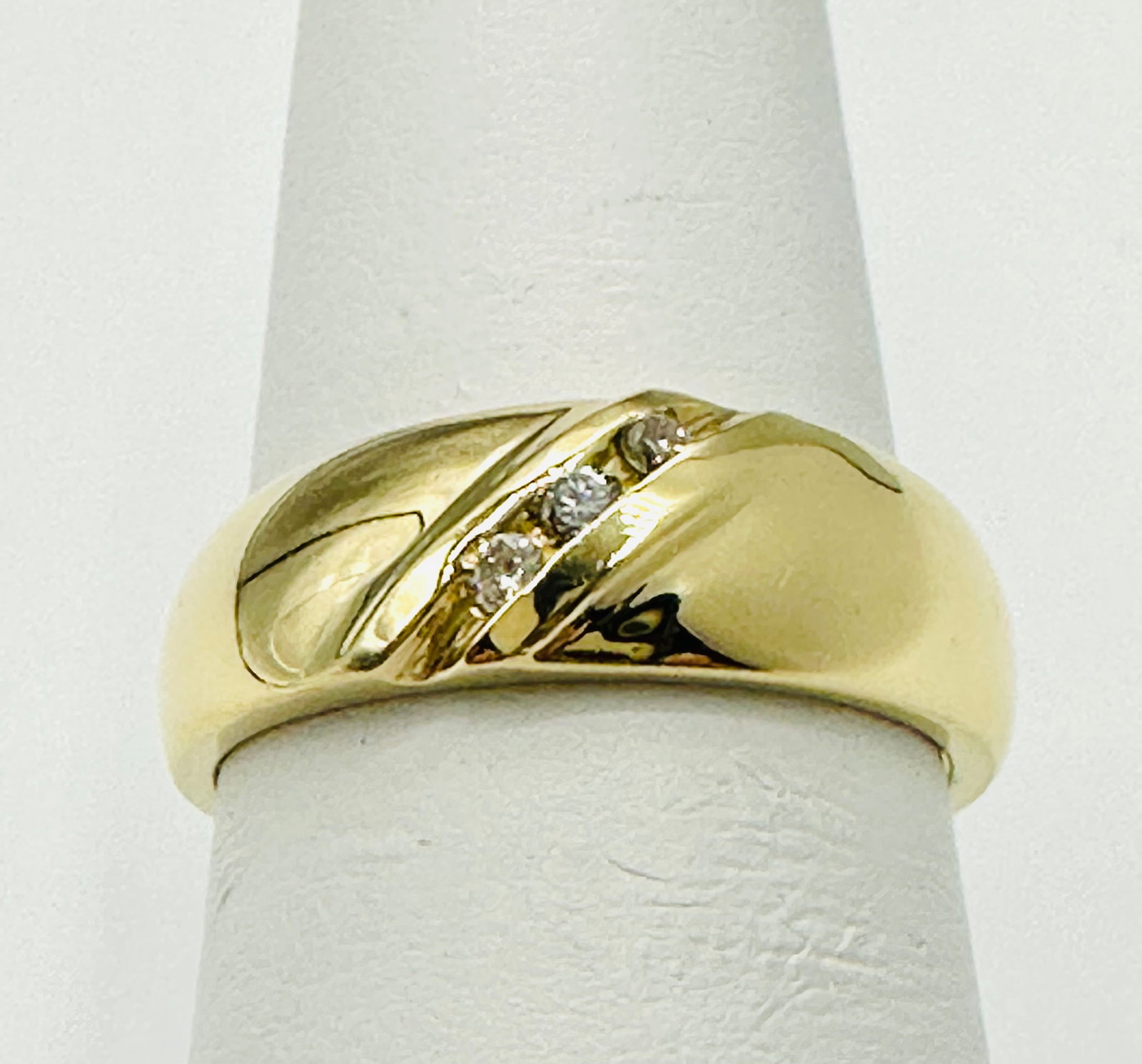 Natural Diamond Ring,14KT Yellow Gold # 2587: # 2587 Natural Diamond Ring,14KT Yellow Gold 3 pieces diamond 0.06 carat(t.w.) Ring Weight: 3.90 grams(t.w.) Ring Size: 5.75