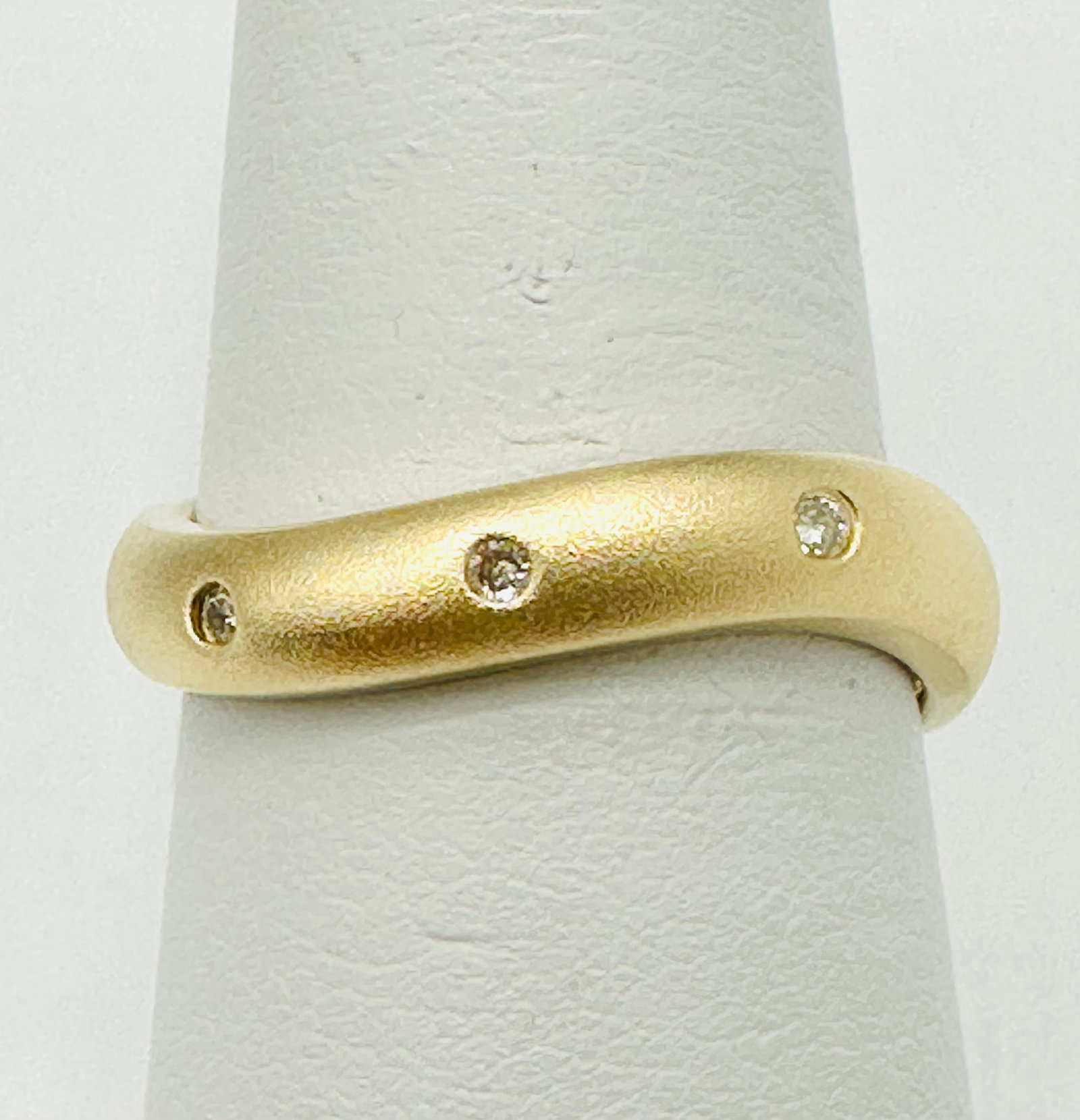 Natural Diamond Ring,14KT Yellow Gold # 2588: # 2588 Natural Diamond Ring,14KT Yellow Gold 3 pieces diamond 0.05 carat(t.w.) Ring Weight: 3.10 grams(t.w.) Ring Size: 7