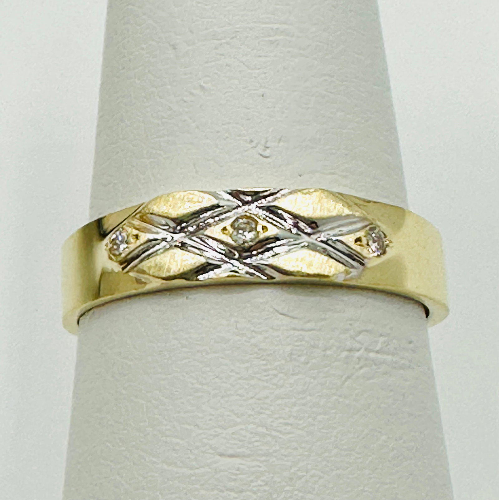 Natural Diamond Ring,14KT Yellow Gold # 2589: # 2589 Natural Diamond Ring,14KT Yellow Gold 3 pieces diamond 0.04 carat(t.w.) Ring Weight: 2.30 grams(t.w.) Ring Size: 6.5