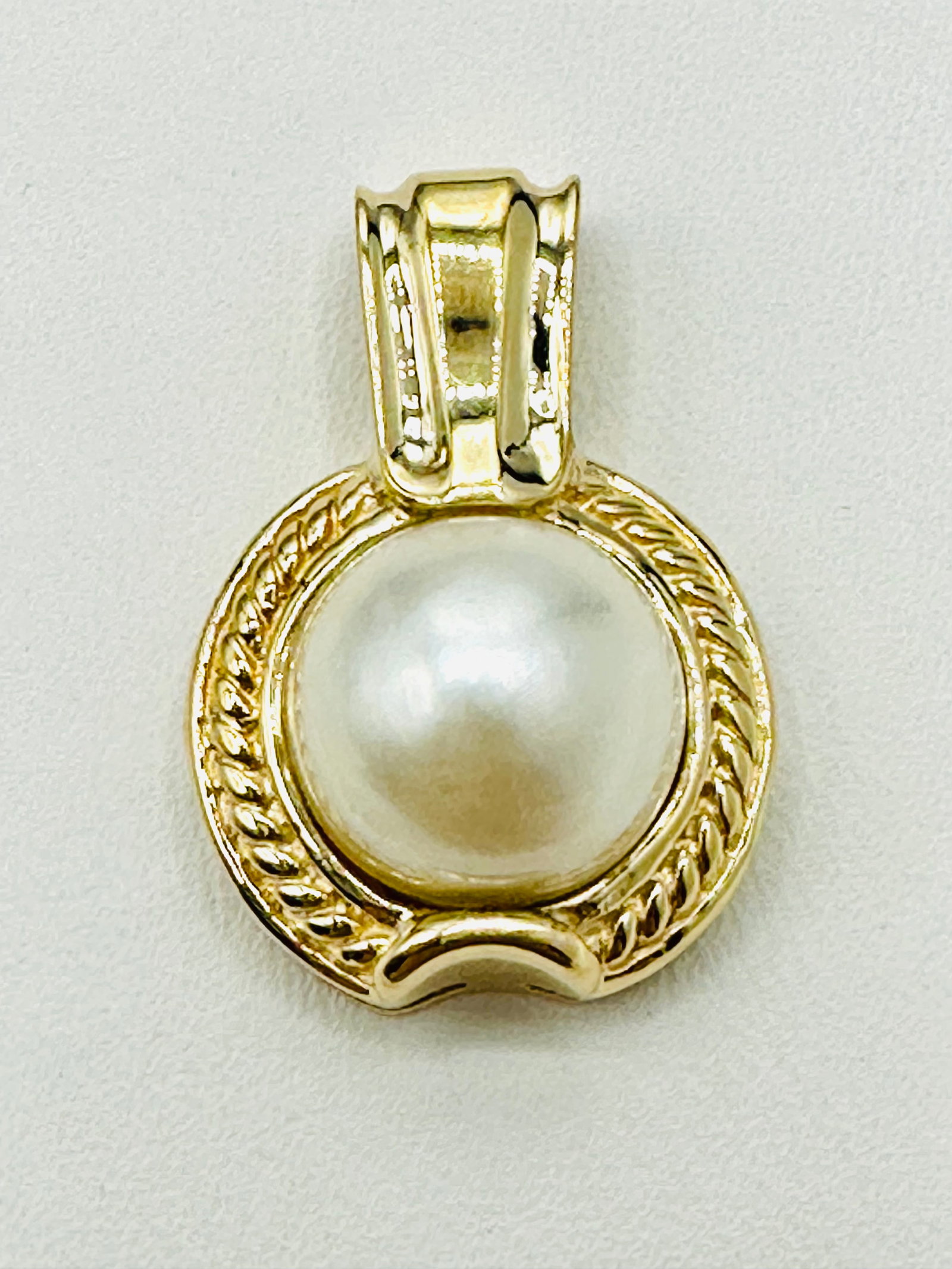 14KT Yellow Gold Pearl Pendant # 2605: # 2605 14KT Yellow Gold Pearl Pendant 1 piece Mobe pearl Pendant Weight: 3.90 grams (t.w.) Pendant size: 24 mm X 16.5 mm