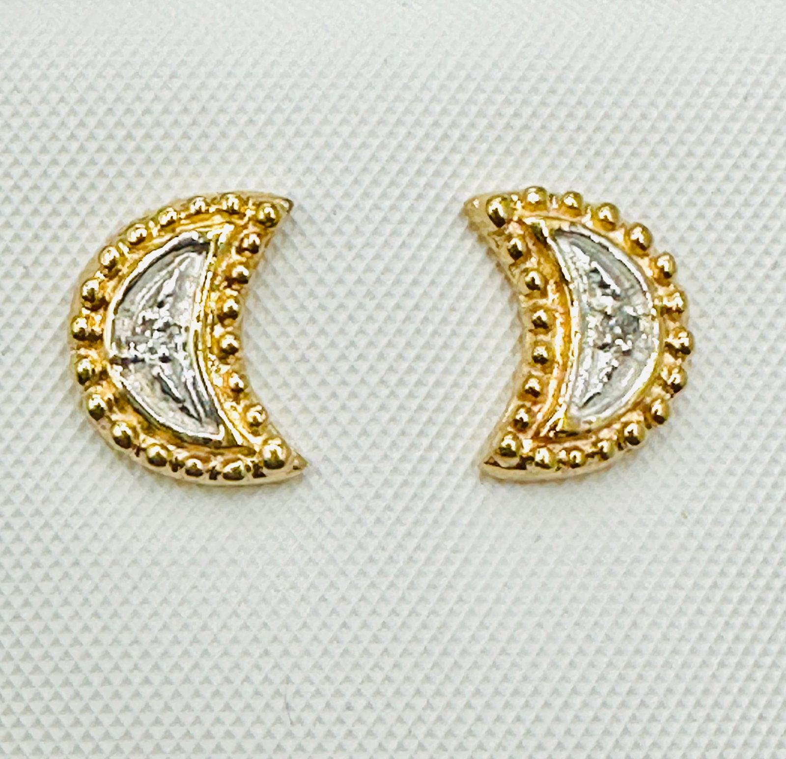 Pair of Natural Diamond Small Stud Earrings, 14KT Yellow Gold # 2616: # 2616 Pair of Natural Diamond Small Stud Earrings, 14KT Yellow Gold 2 pieces diamond 0.02 carat(t.w.) Earrings Weight: 1.50 grams(t.w.) Post back closure Earrings Size: 9.50 mm X 7.50 mm