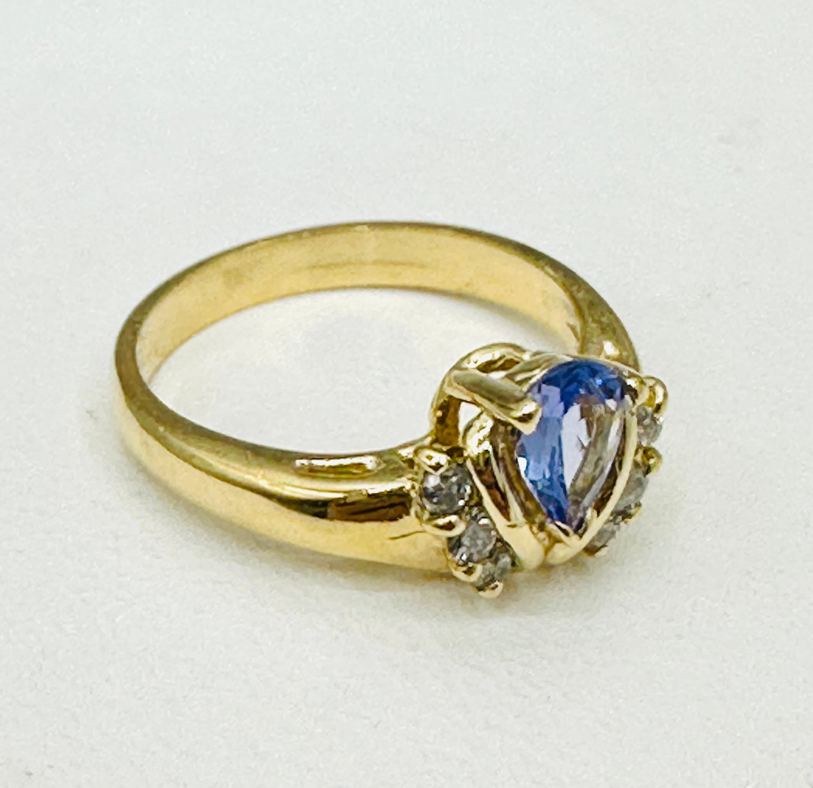 Natural Diamond and Tanzanite Ring,14KT Yellow Gold # 2660: # 2660 Natural Diamond and Tanzanite Ring,14KT Yellow Gold 6 pieces diamond 0.12 carat(t.w.) 1 piece pear shaped tanzanite 0.25 carat(t.w.) Ring Weight: 2.90 grams(t.w.) Ring Size: 4.5