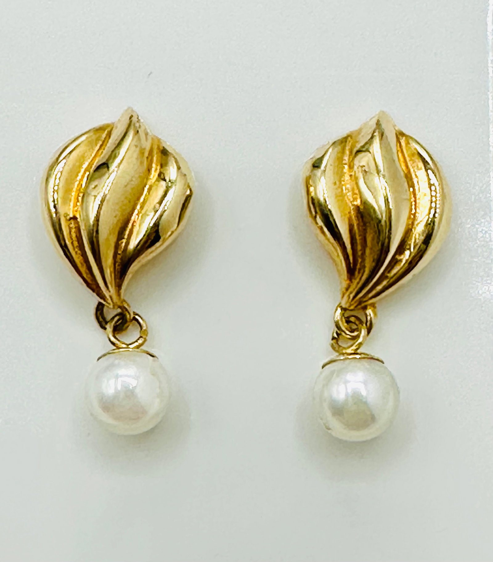 Pair of Pearl Earrings, 14KT Yellow Gold # 2678: # 2678 Pair of Pearl Earrings, 14KT Yellow Gold 2 pieces 5 mm freshwater pearl Weight: 3.20 grams(t.w.) Size: 20 mm X 9 mm