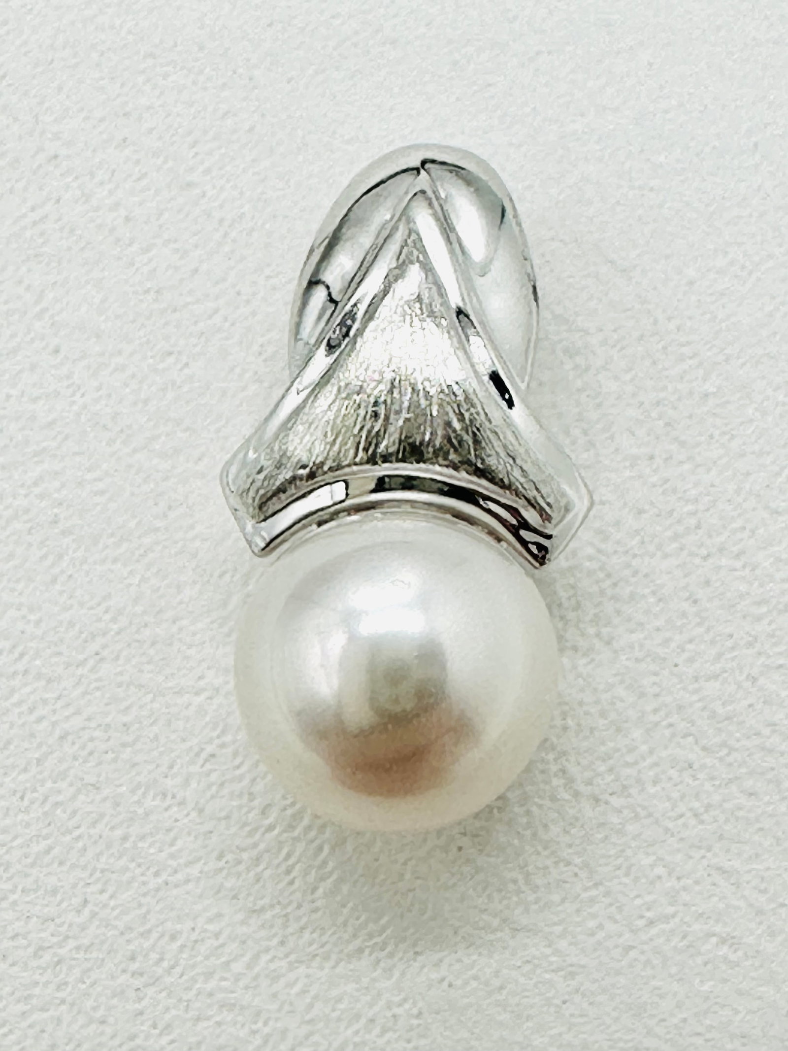 14KT White Gold Pearl Pendant # 2680: # 2680 14KT White Gold Pearl Pendant 1 piece 6 mm freshwater pearl Weight: 1.00 grams(t.w.) Size: 9.5 mm X 7 mm