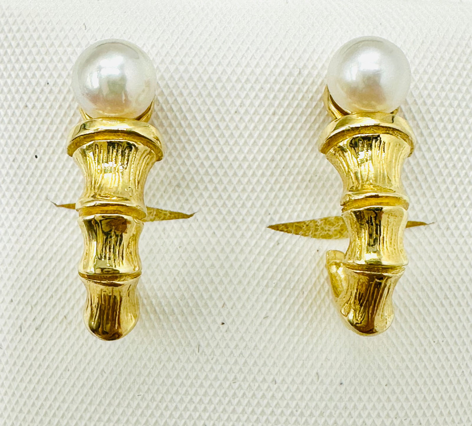 14KT Yellow Gold,Pair of Pearl Bamboo Earrings # 2688: # 2688 14KT Yellow Gold,Pair of Pearl Bamboo Earrings 2 pieces 5 mm pearl Earrings Weight: 3.20 grams(t.w.) Post back Earrings Size: 18 mm X 6 mm