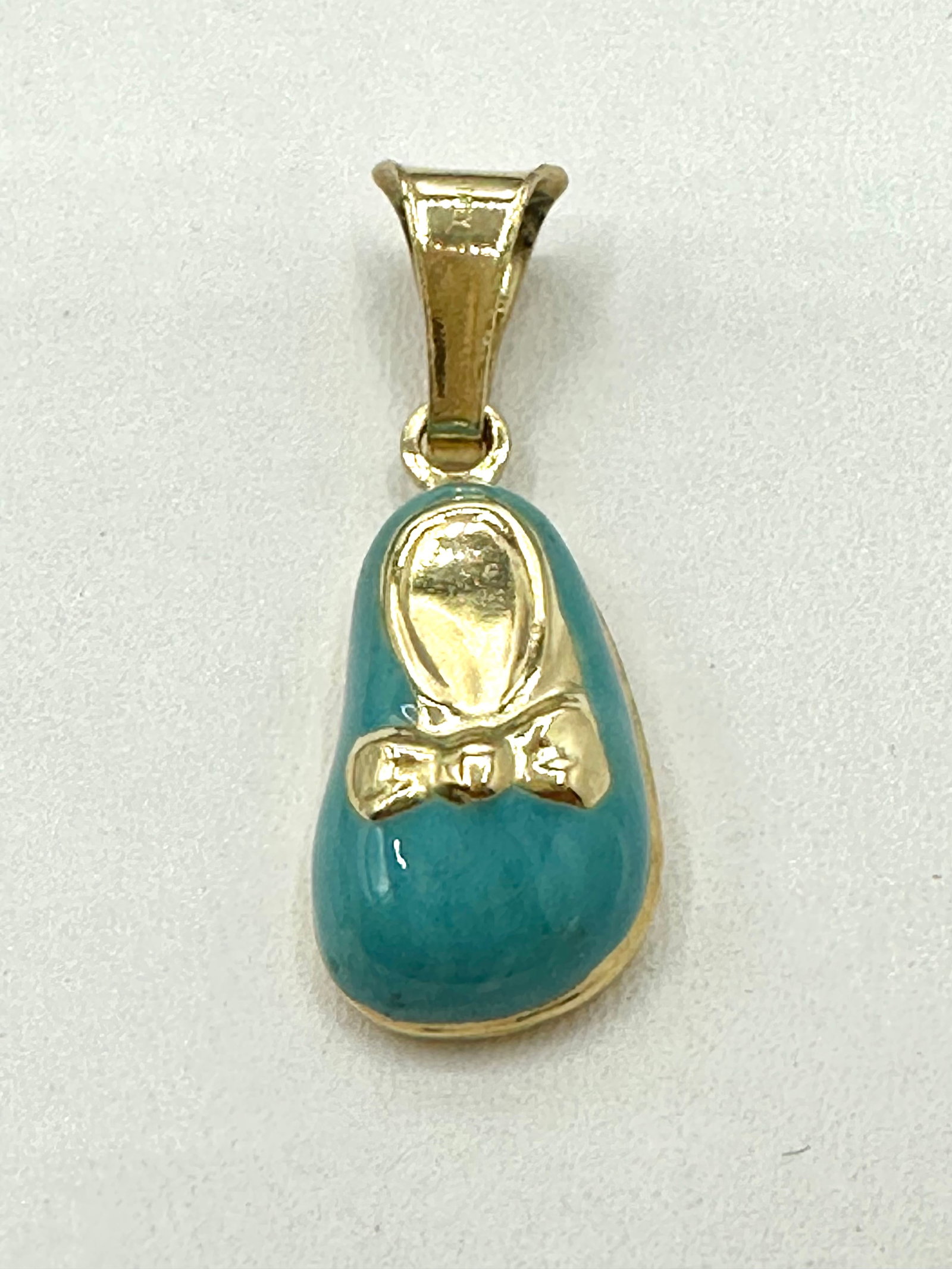 14KT Yellow Gold, Enamel Baby Shoe Pendant # 2788: # 2788 14KT Yellow Gold, Enamel Baby Shoe Pendant Pendant Weight: 1.60 grams (t.w.) Pendant size: 24.5 mm X 9 mm