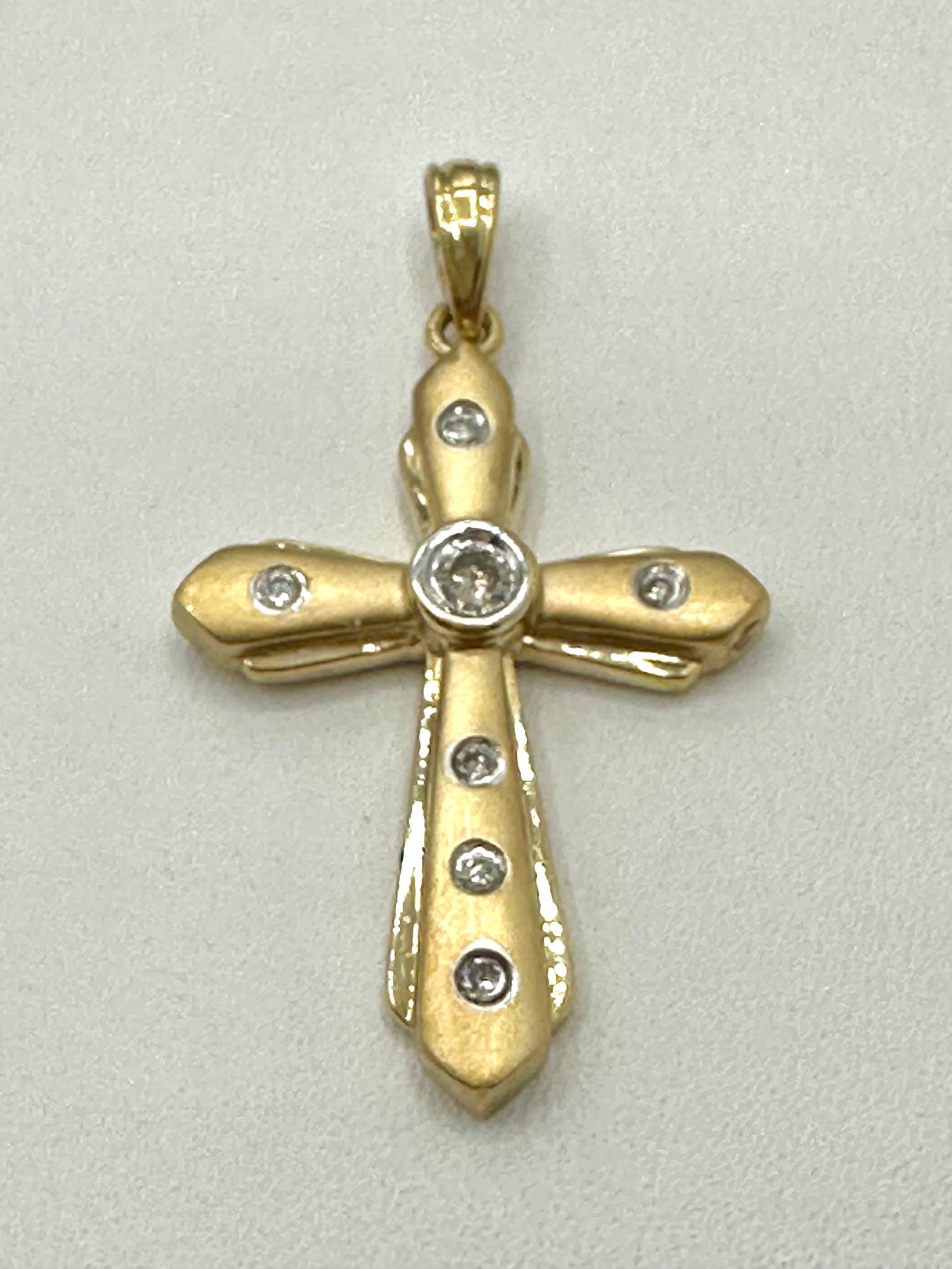 Natural Diamond Cross Pendant, 14KT Yellow Gold # 2790: # 2790 Natural Diamond Cross Pendant, 14KT Yellow Gold 7 pieces diamond 0.12 carat( t.w.) Pendant Weight: 2.3 grams(t.w.) Pendant Size: 30 mm x 17.5 mm