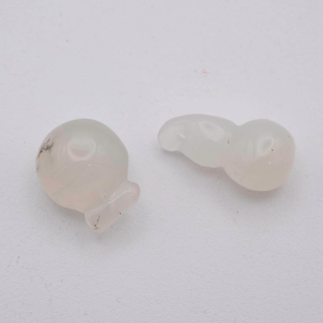Lot of 2 Vintage Chinese White Jade Money Bag And Gourd Pendant: Medium: White Jade Size: 0.5x0.5x0.3 inches Age/Detail: Lot of 2 Vintage Chinese Condition: Great overall, check photo for reference Provenance: Collection from Estate in Jamaica Please view all the p
