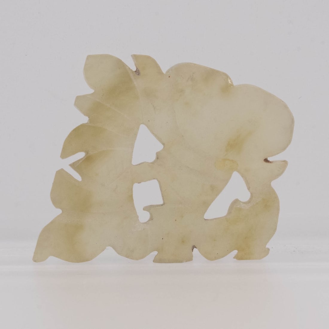 Old Carved Yellow Jade Flower Pendant: Medium: Yellow Jade Size: 1x1 inches Age/Detail: Old Carved Condition: Great, check photo for detail Provenance: Collection from Estate in Tribecca Please view all the photos as they are part of the c