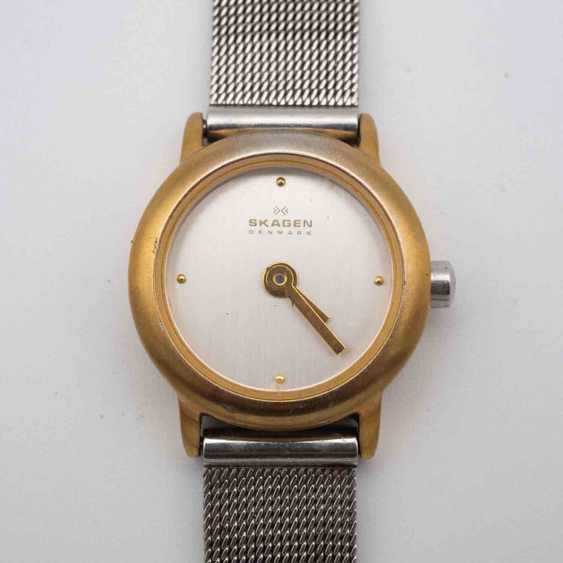 Vintage Skagen Denmark Stainless Steel Ladies Watch: Medium: Stainless Steel Size: 19mm face Age/Detail: Vintage Skagen Denmark Condition: great overall, check photo for condition reference, untested, strap has wears of usage Please view all the photos 