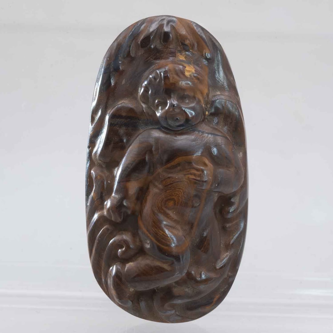 Vintage Tiger's Eye Pendant: Medium: Tiger's Eye Size: 2.8x1x0.5 inches Age/Detail: Vintage Condition: great overall, check photo for condition reference. Provenance: Collection from Estate in Williamsburg Please view all the