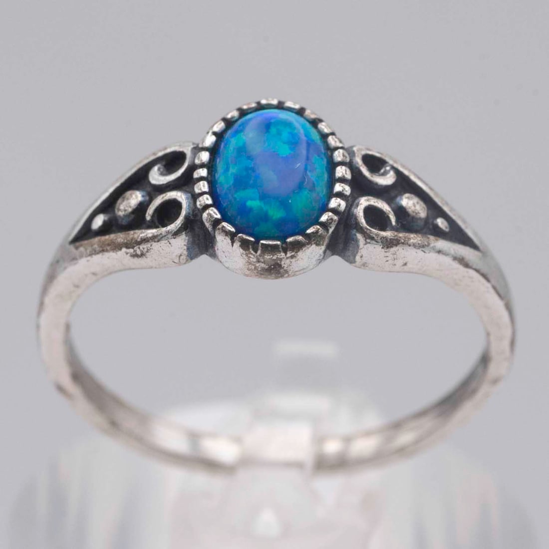 Vintage Sterling Silver Opal Ring: Medium: Opal Size: US 8 Age/Detail: Vintage Sterling Silver Condition: Great overall, check photo for reference Provenance: Collection from Estate in Jamaica Please view all the photos as they are par