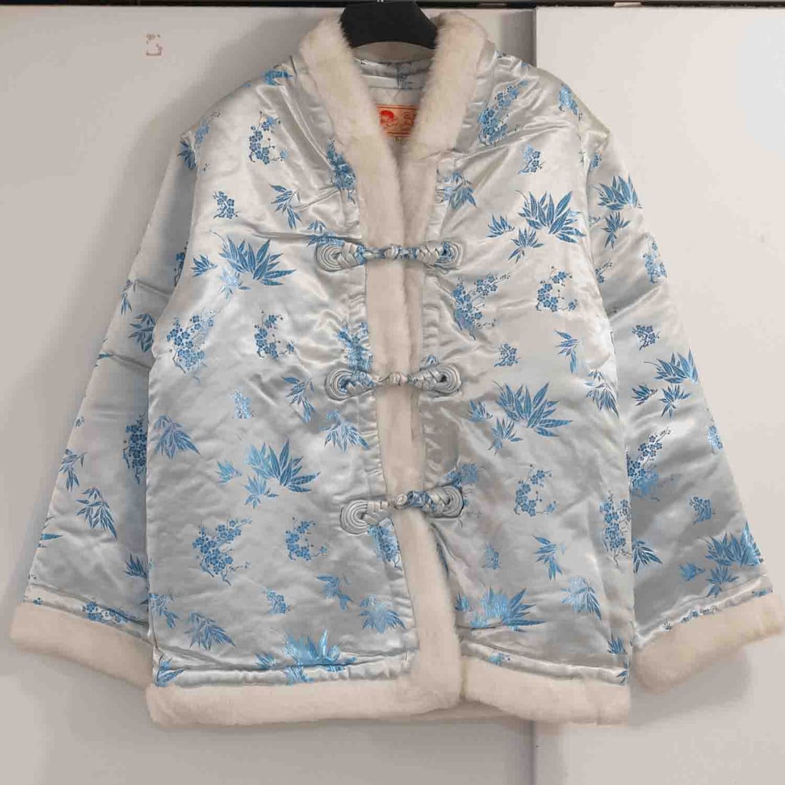 Chinese Traditional Cloth: Medium: Size: Age/Detail: Chinese Traditional Condition: great overall, check photo for condition reference. Provenance: Collection from Estate in Williamsburg Please view all the photos as they are p