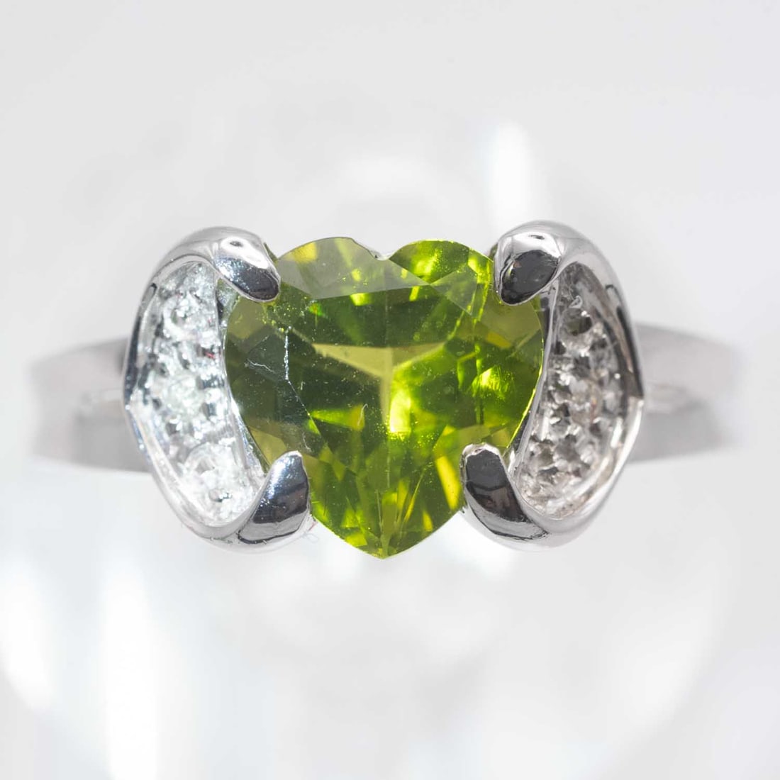14k White Gold Peridot Ring: Medium: Peridot Size: US7, 3.1gram Age/Detail: 14k White Gold Condition: great overall, check photo for condition reference. Provenance: Collection from Estate in Williamsburg Please view all the phot