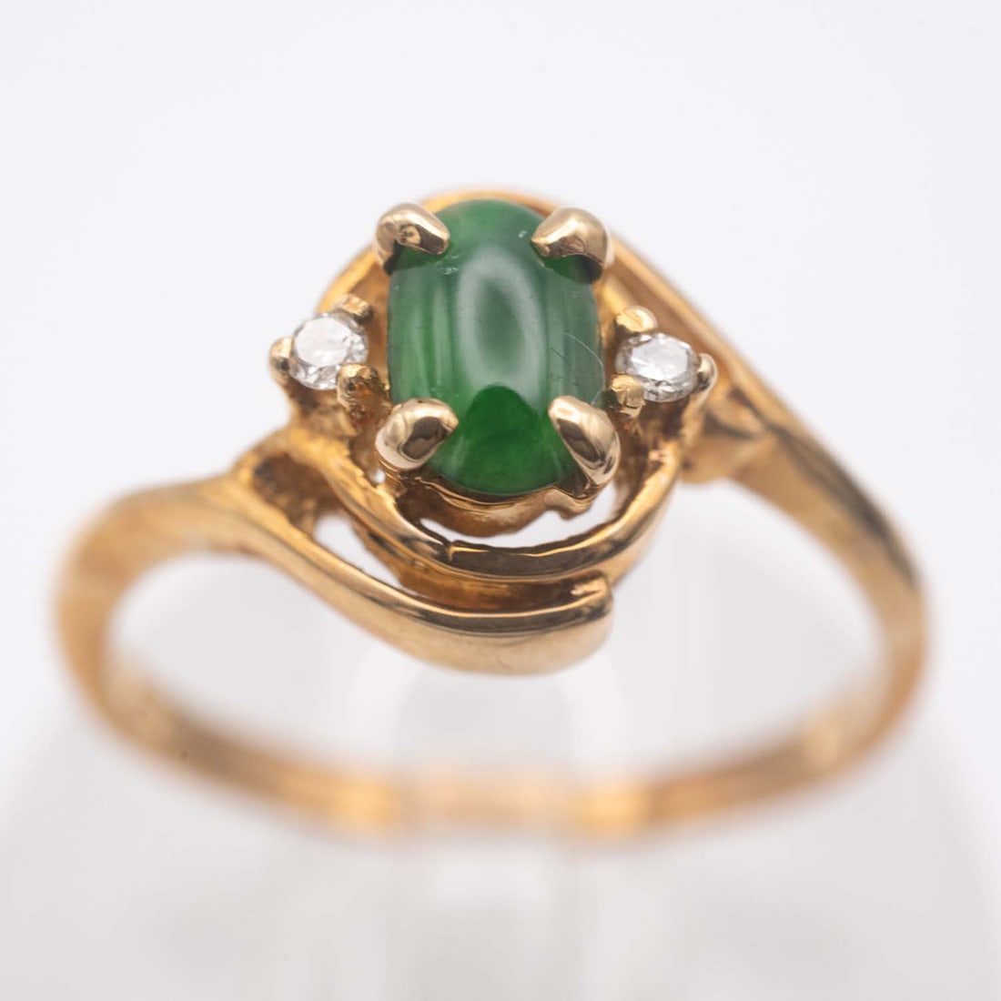 14K Gold Natural Glassy Green Jadeite Ring: Medium: Natural Glassy Green Jadeite Size: US5.5, 2.6 gram Age/Detail: 14K Gold Condition: great overall, check photo for condition reference. Provenance: Collection from Estate in Tribecca Please vie