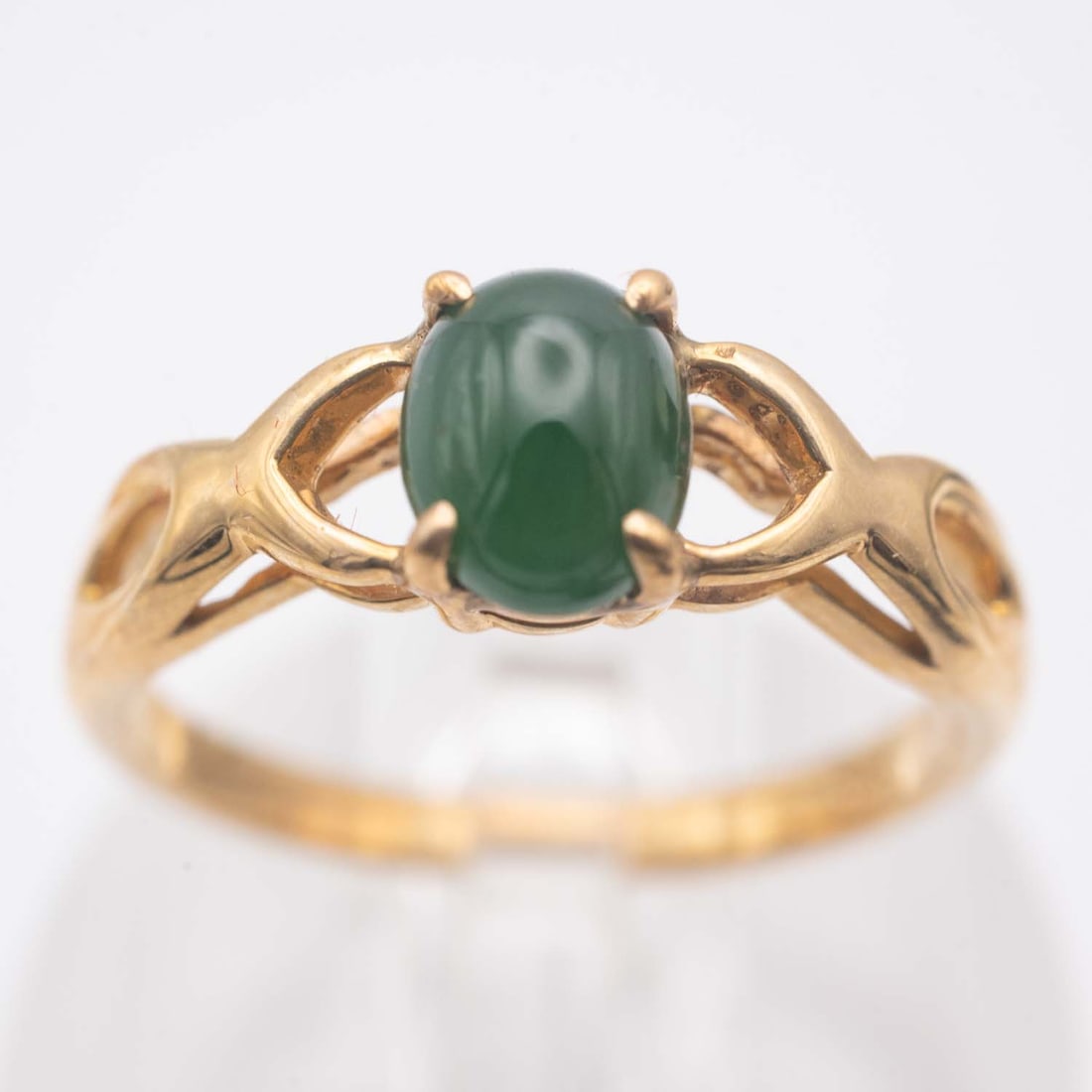 14K Gold Natural Glassy Green Jadeite Ring: Medium: Natural Glassy Green Jadeite Size: US7, 3.1 gram Age/Detail: 14K Gold Condition: great overall, check photo for condition reference. Provenance: Collection from Estate in Tribecca Please view 