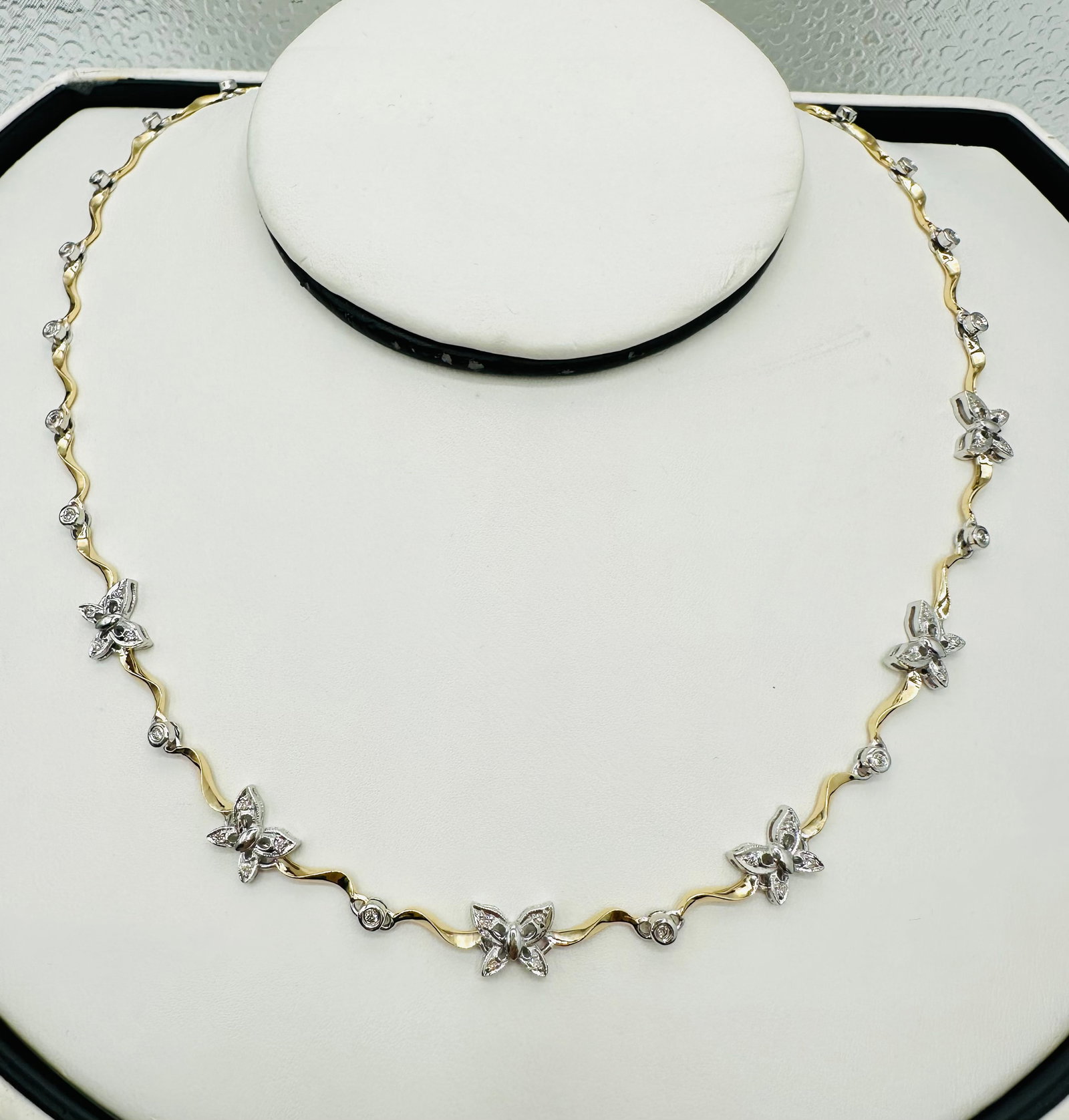 Natural Diamond Necklace, 14KT Yellow and White Gold # 2664: # 2664 Natural Diamond Necklace, 14KT Yellow and White Gold 46 pieces diamond 0.40 carat( t.w.) 17” Lobster lock clasp closure Weight: 13.70 grams (t.w.)