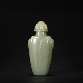 A Chinese jade snuff pot