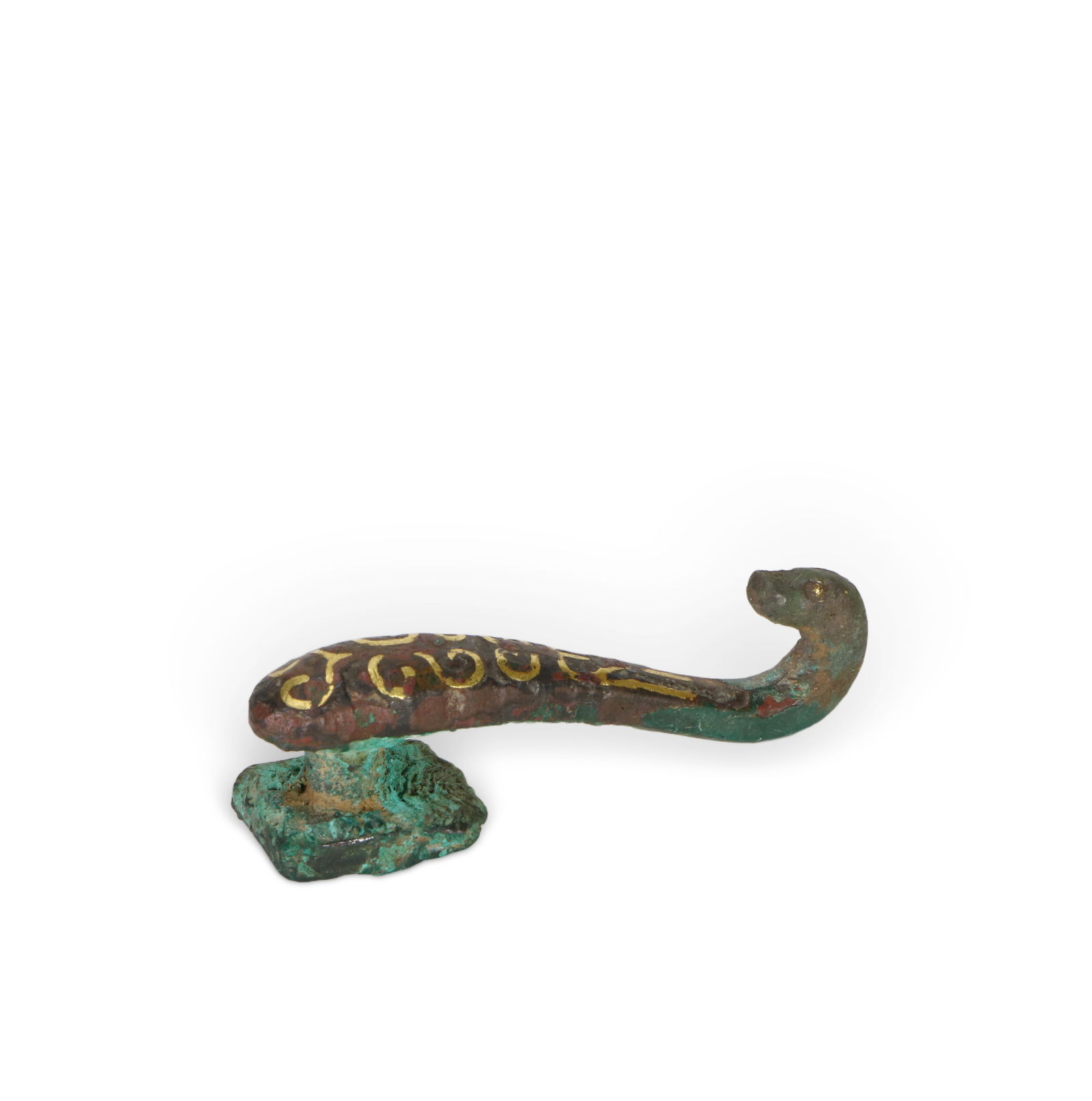 A set of two pieces: a copper gilt-inlaid belt hook and a copper seal: A small Chinese bronze pendant, adorned with touches of gold.H:1.6 cm W:4.9 cm