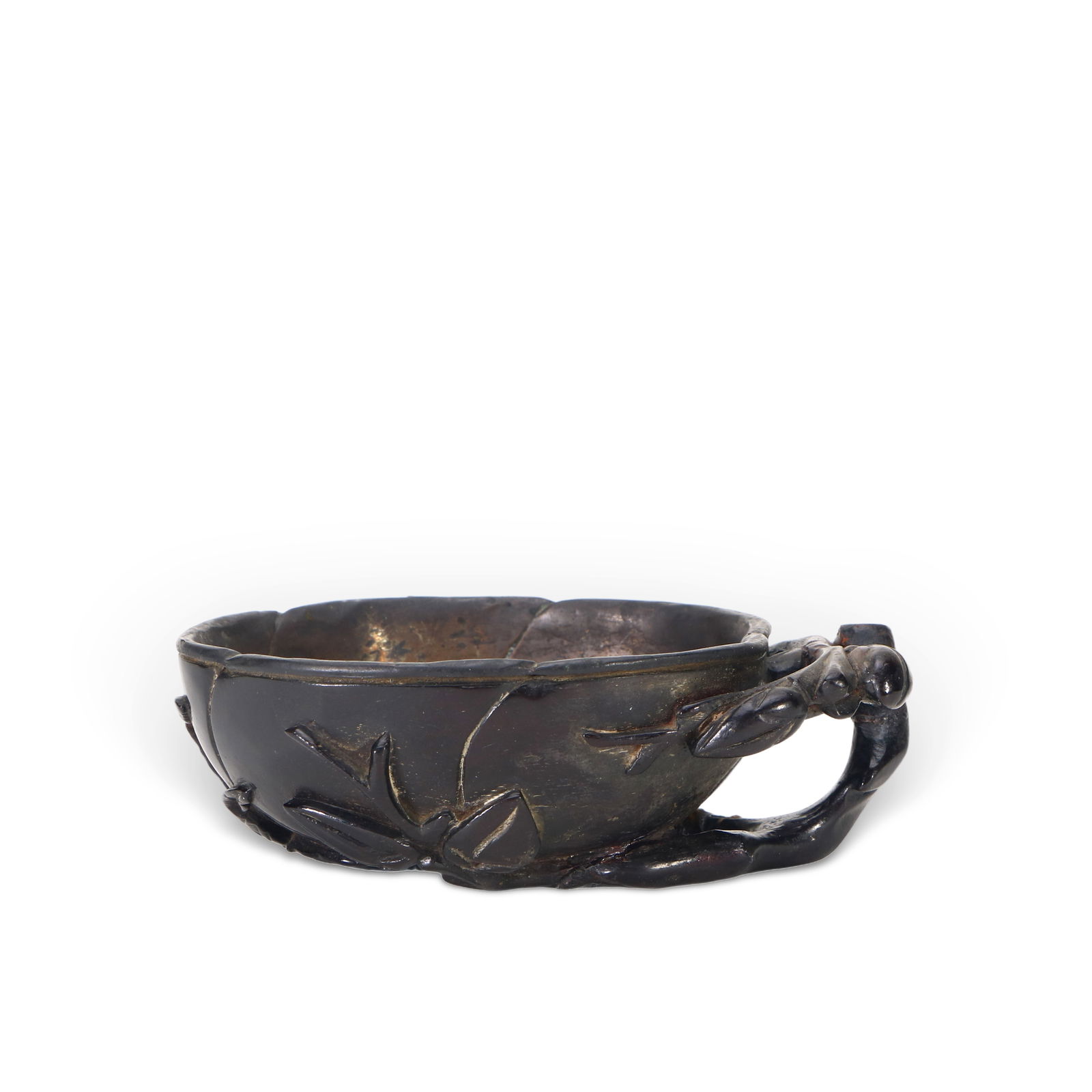 A rosewood cup: A rosewood cup inlaid with silver. H:3 cm w:10 cm