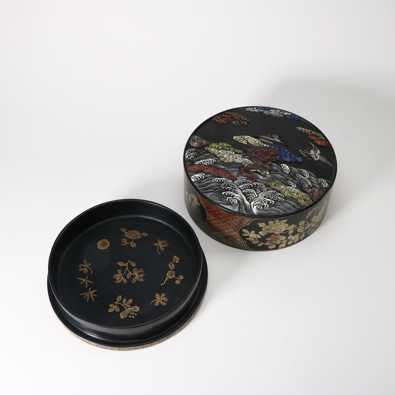 A lacquered treasure box - 2