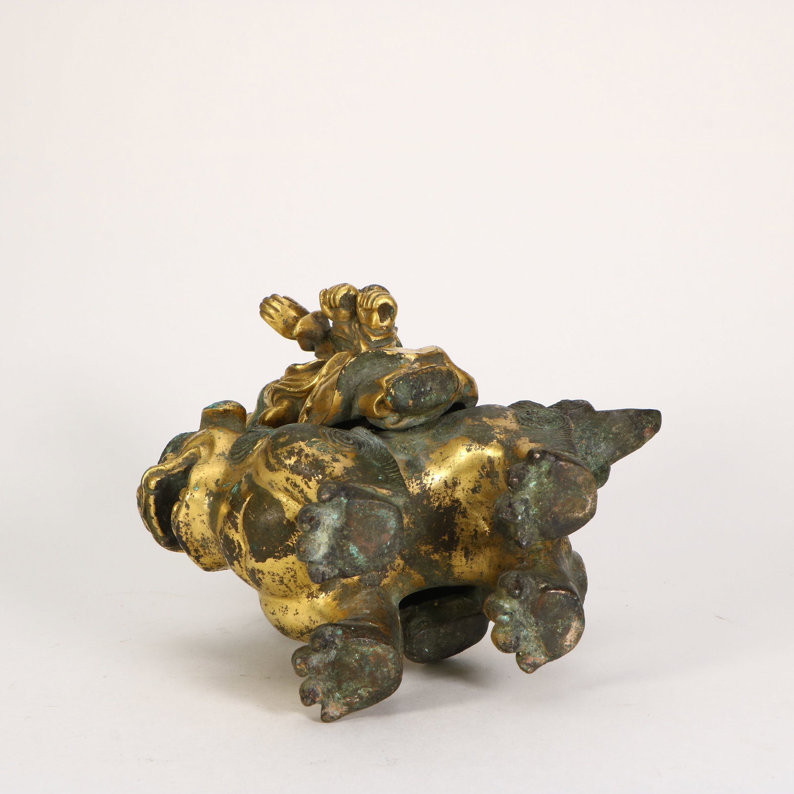 A gilt Buddha statue - 5