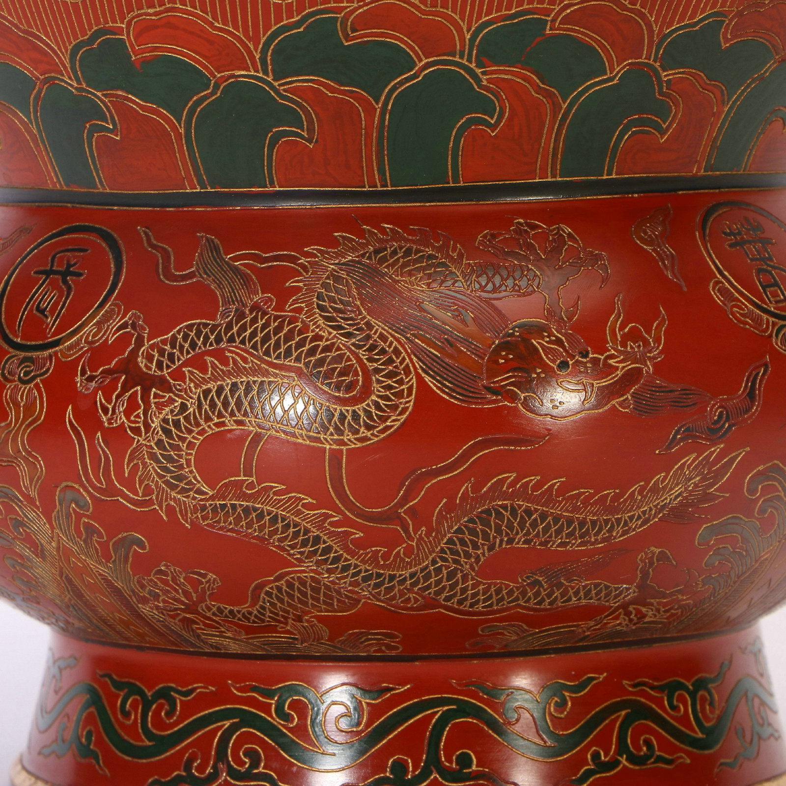 A Chinese lacquerware vase - 2