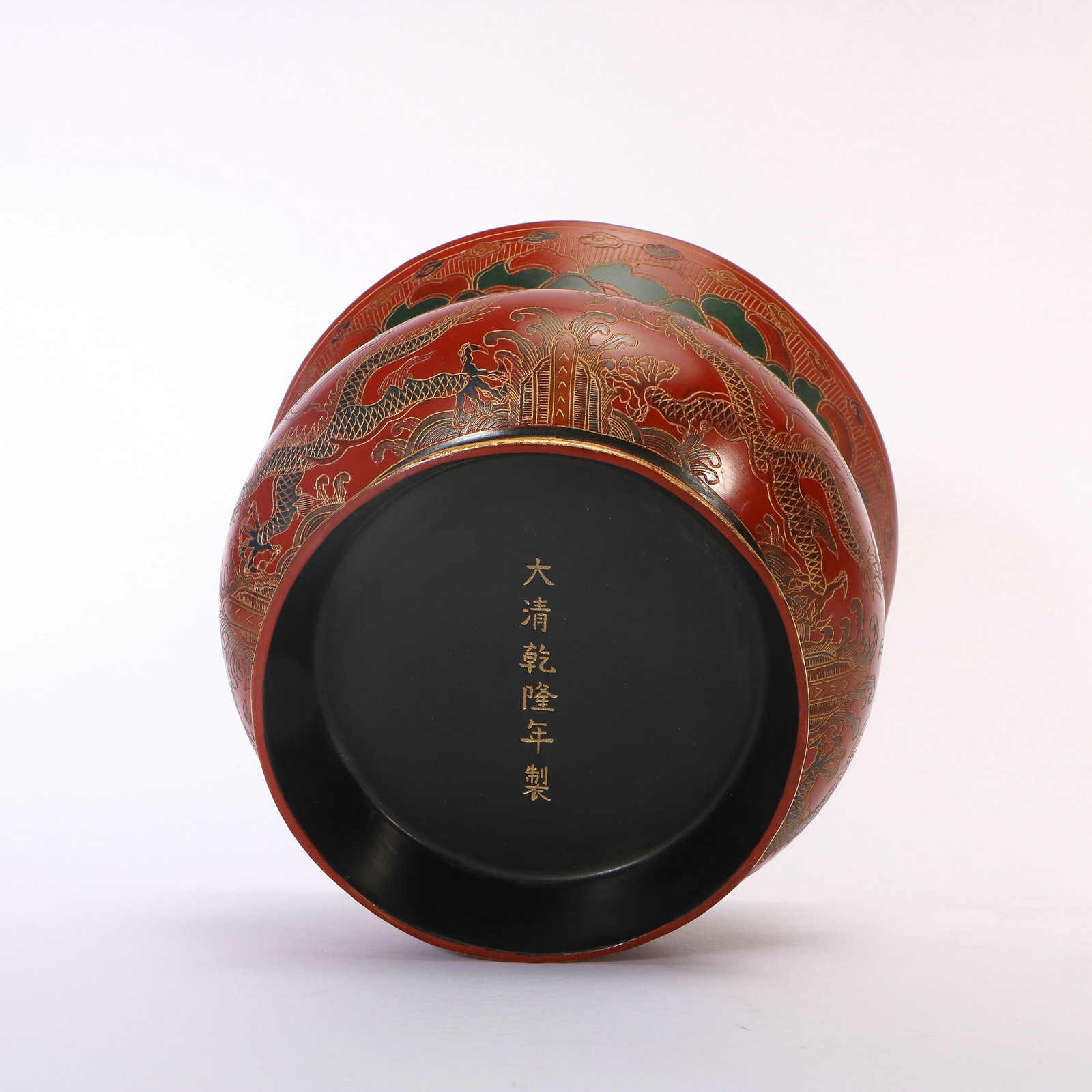 A Chinese lacquerware vase - 7