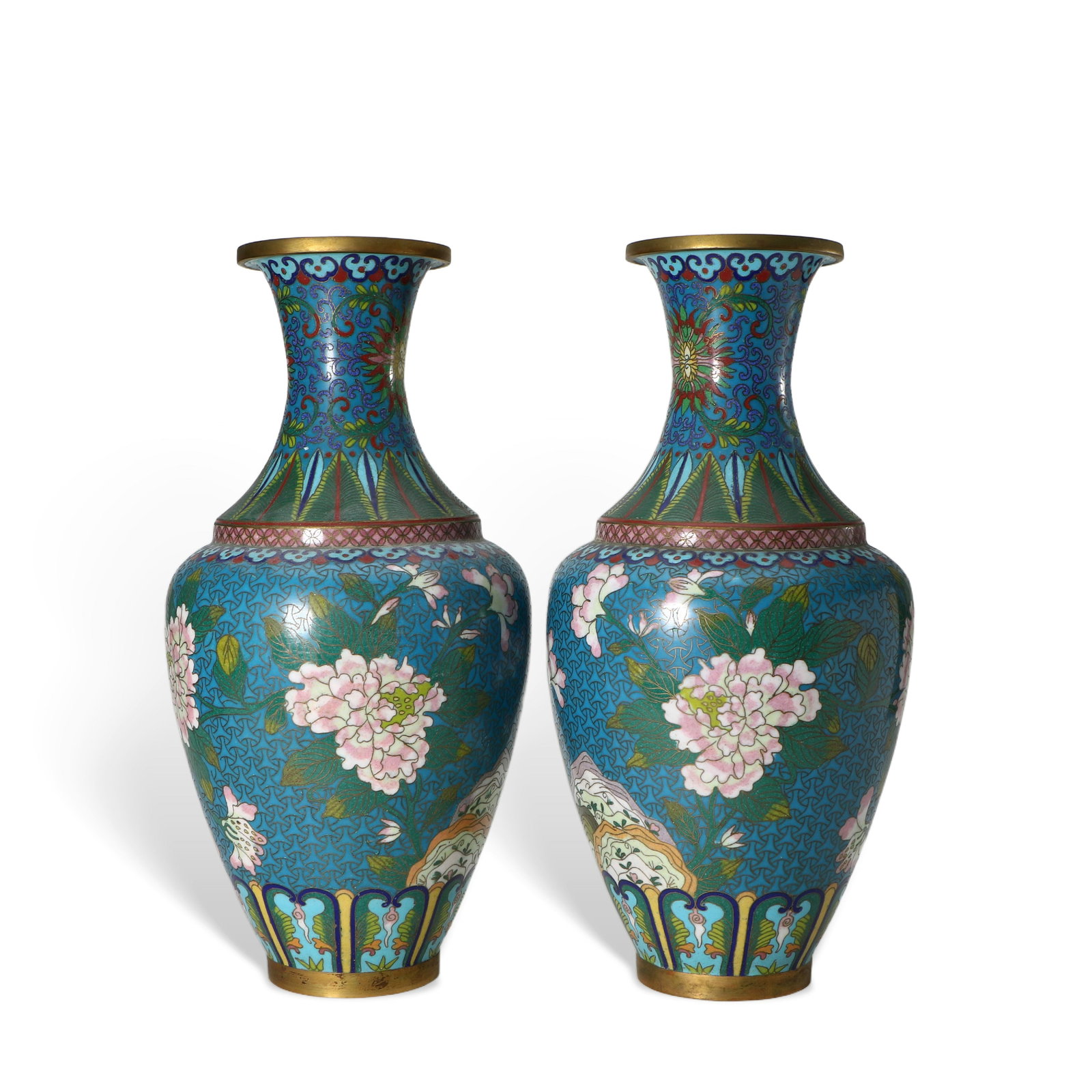A pair of Chinese cloisonn?? vases: The entire body of the bottle is decorated with patterns, 32 cm in height and 15 cm in belly diameter.