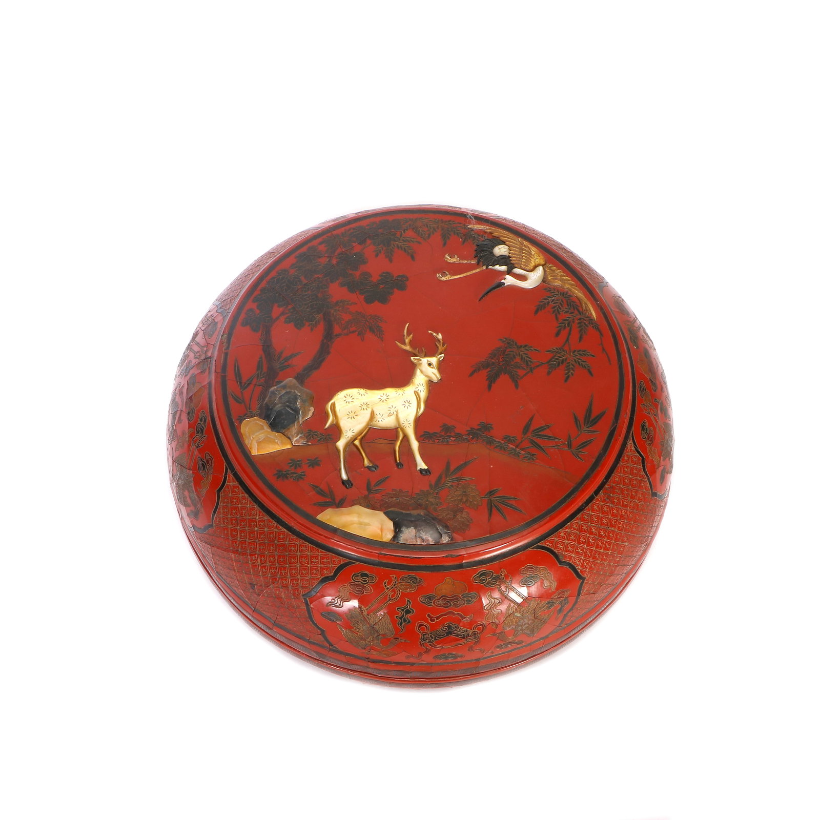A Chinese lacquered covered box: Various shells are inlaid on the lid, and the contents are a deer and a crane, 14 cm high with a diameter of 25.3 cm.