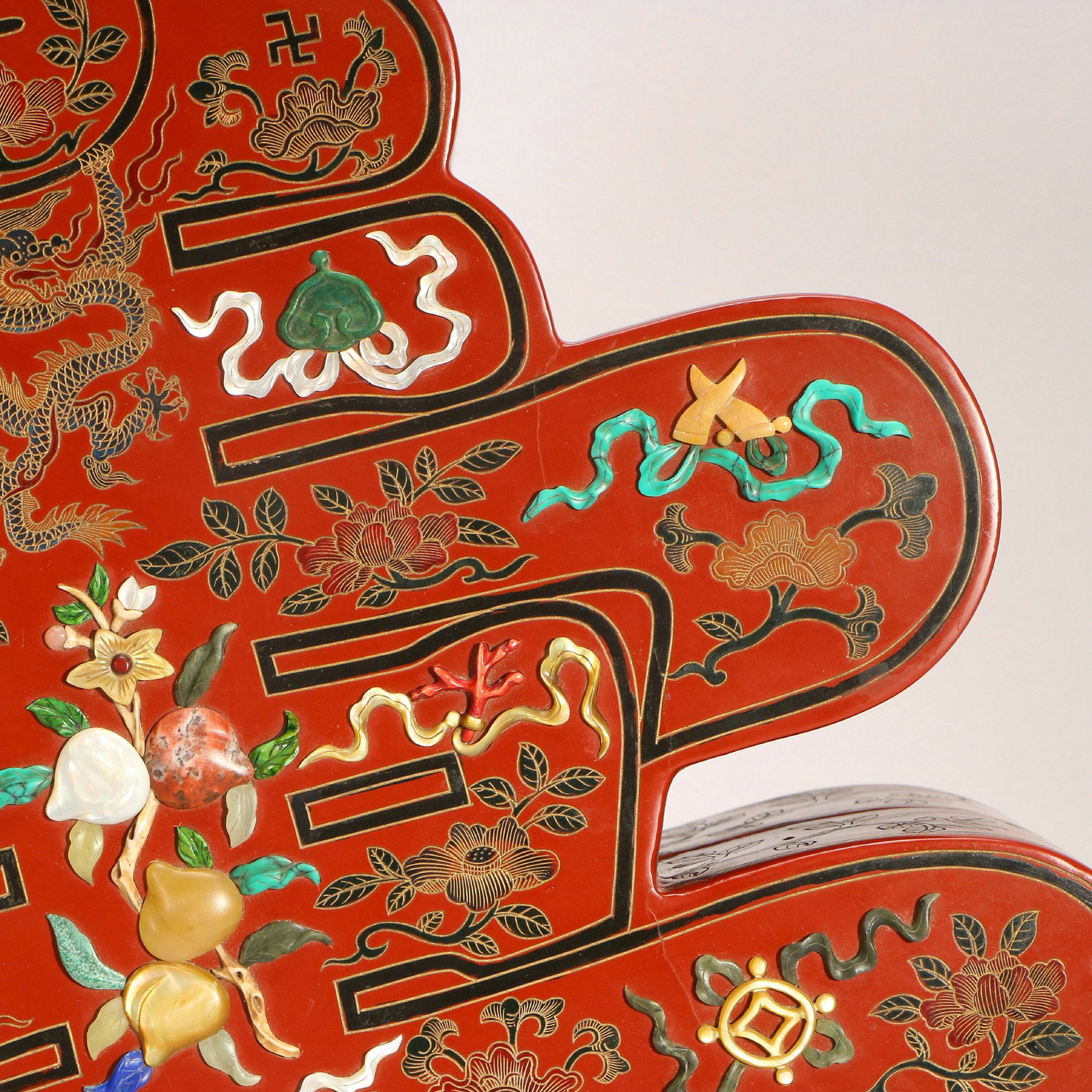 A Chinese lacquerware covered box - 4