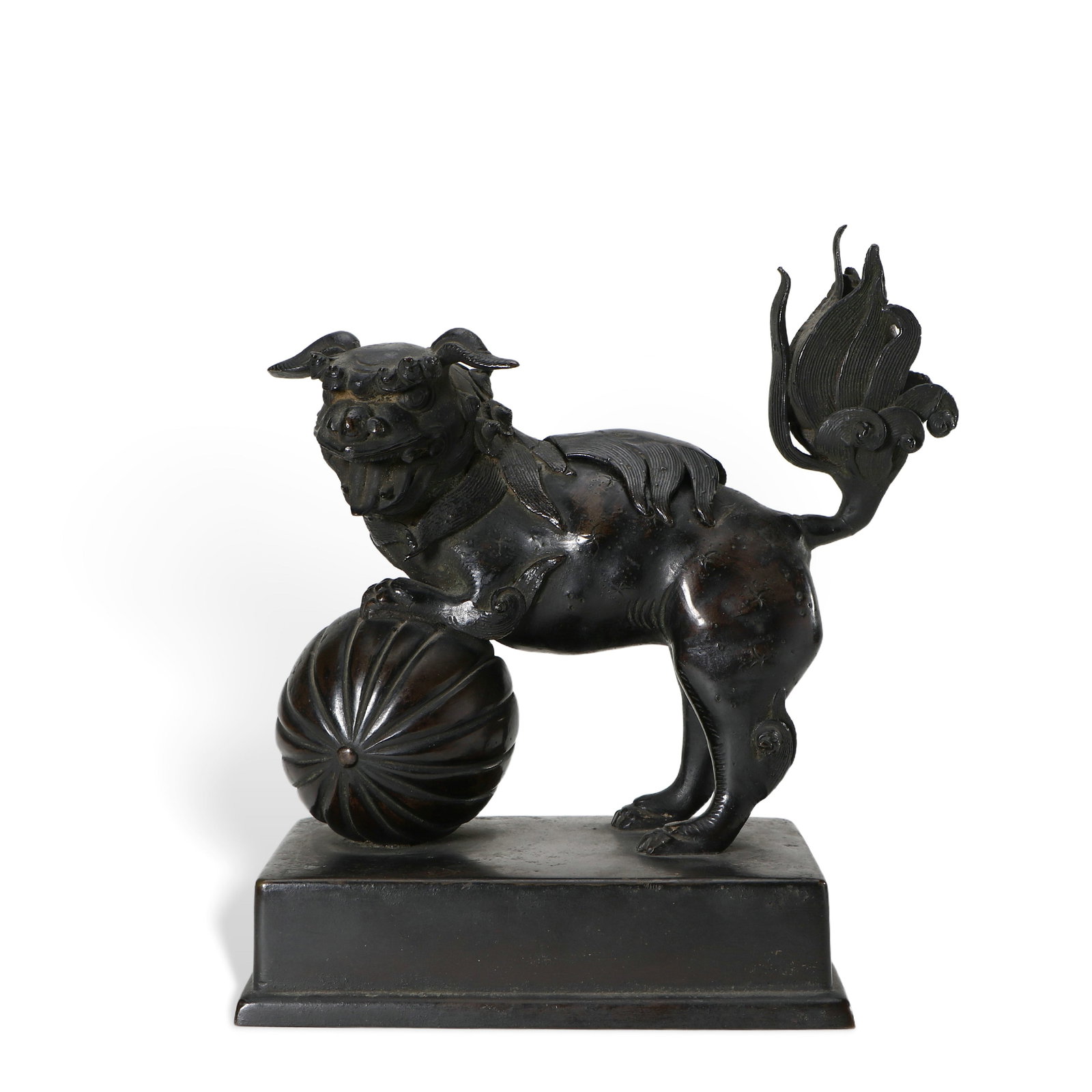 A bronze mythical beast ornament: Height 21.5 cm, Width 15 cm, Thickness 10.5 cm