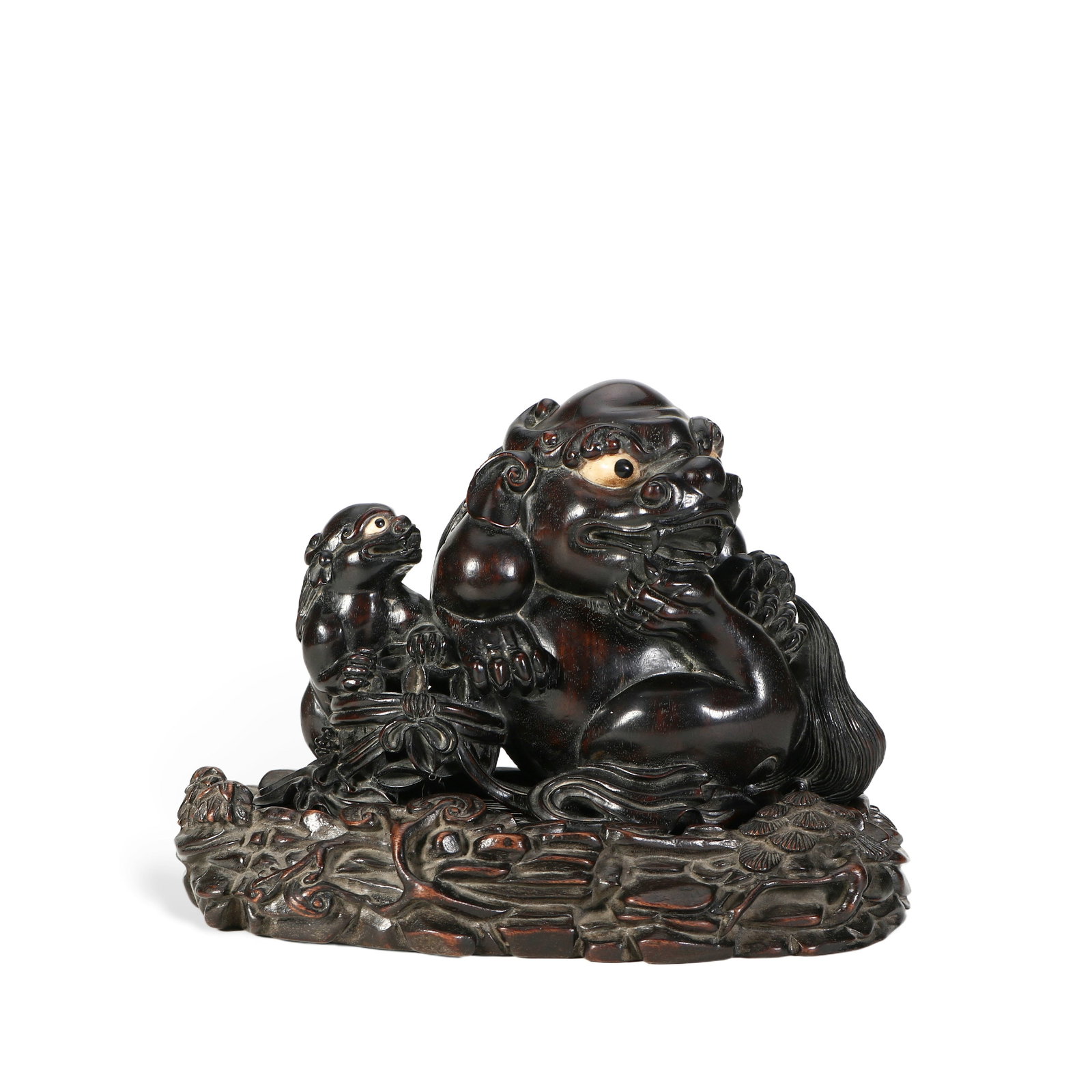 A Chinese rosewood ornament: The sculpture consists of two lions, 15 cm high, 19.5 cm wide, and 12 cm thick