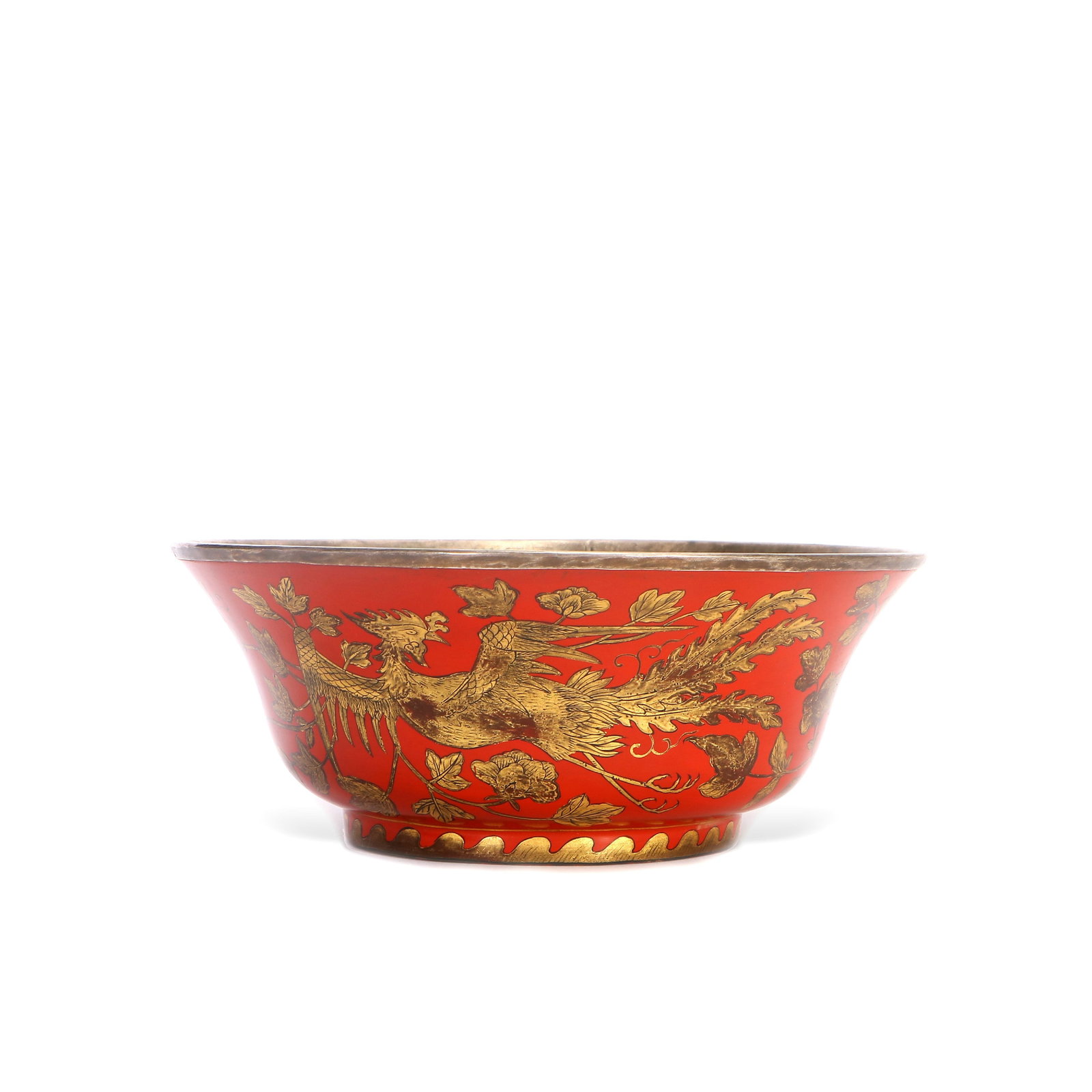 A Chinese lacquerware bowl: The body of the bowl is made of silver, decorated with a phoenix design, 6.5 cm high with a mouth diameter of 17.5 cm.