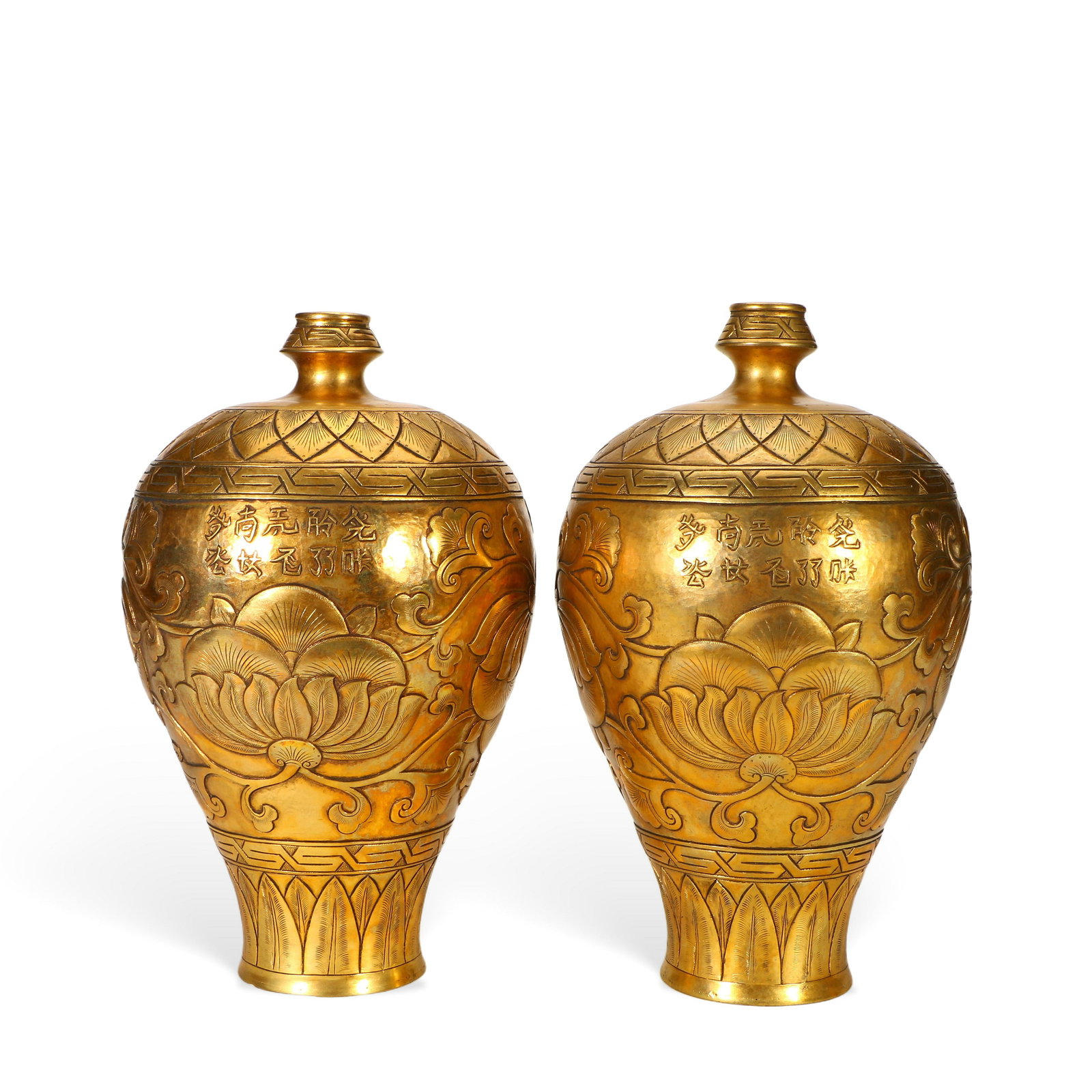 A pair of gilt bronze vases: The bottle has a three-dimensional pattern, 23cm tall and 13cm wide